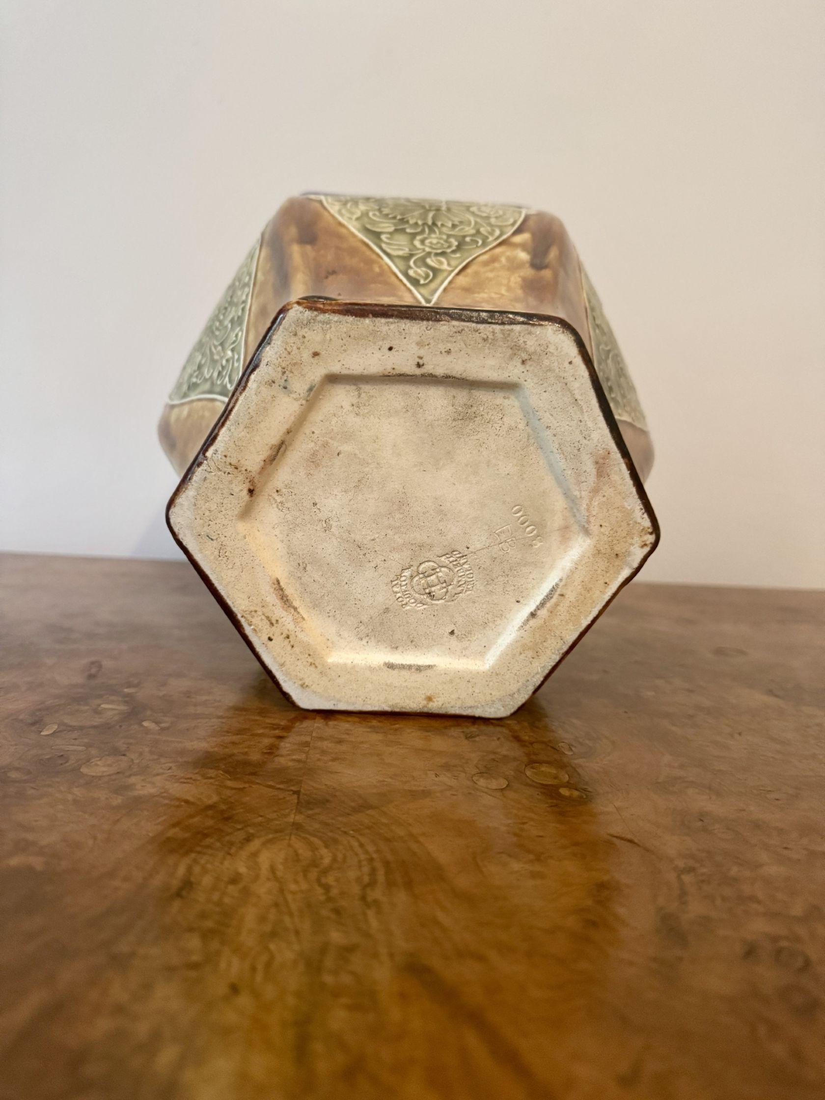 Jardinière hexagonale ancienne de qualité Doulton Lambeth par Ethel Beard en vente 1