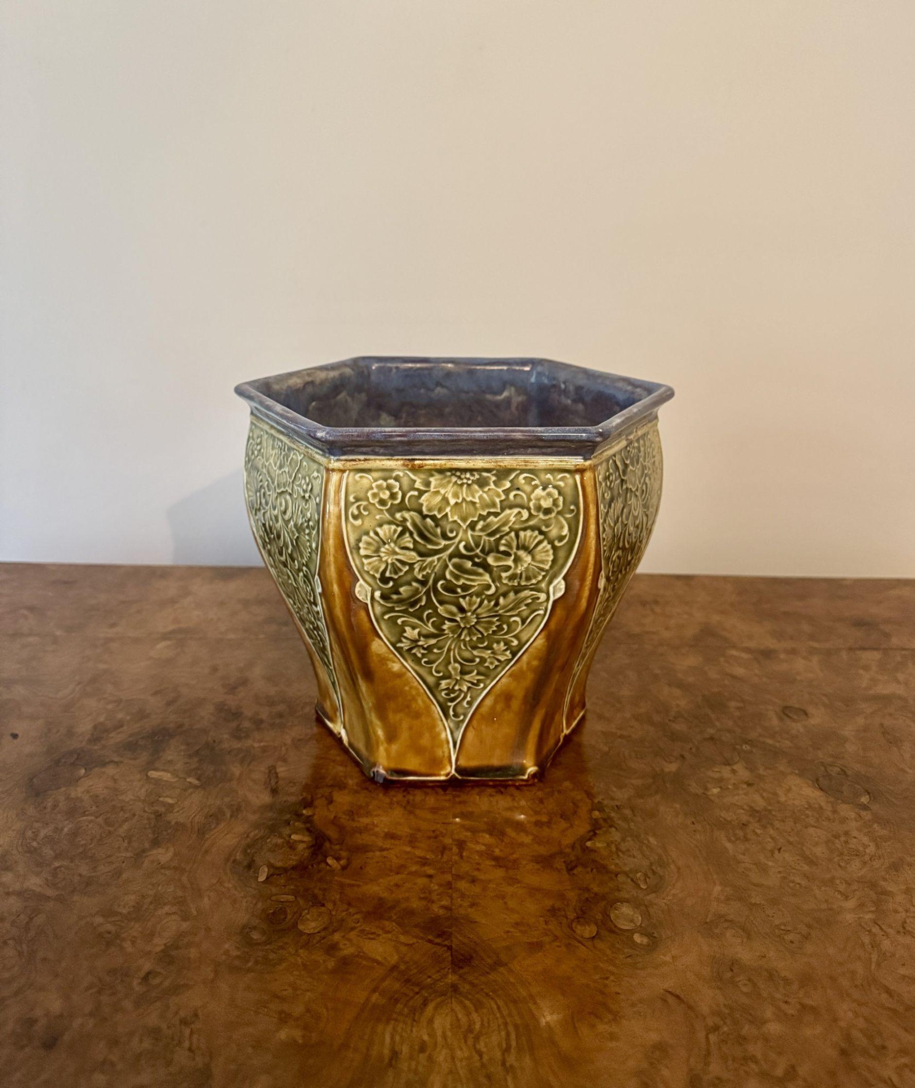 Jardinière hexagonale ancienne de qualité Doulton Lambeth par Ethel Beard en vente 2