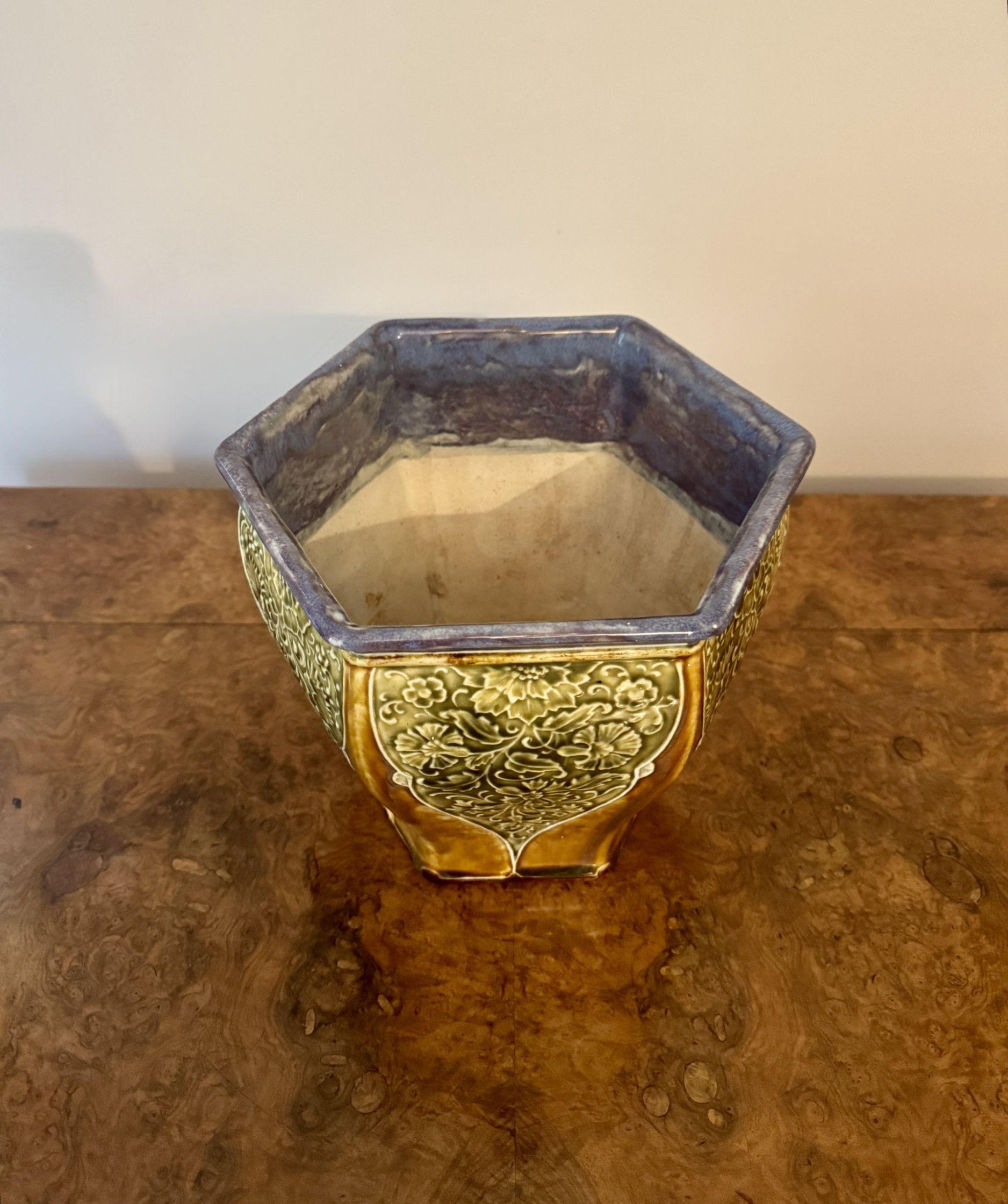 Jardinière hexagonale ancienne de qualité Doulton Lambeth par Ethel Beard en vente 3