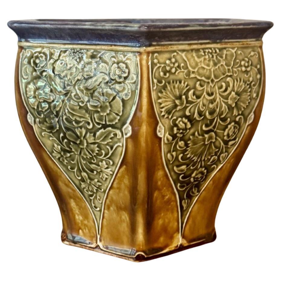 Jardinière hexagonale ancienne de qualité Doulton Lambeth par Ethel Beard