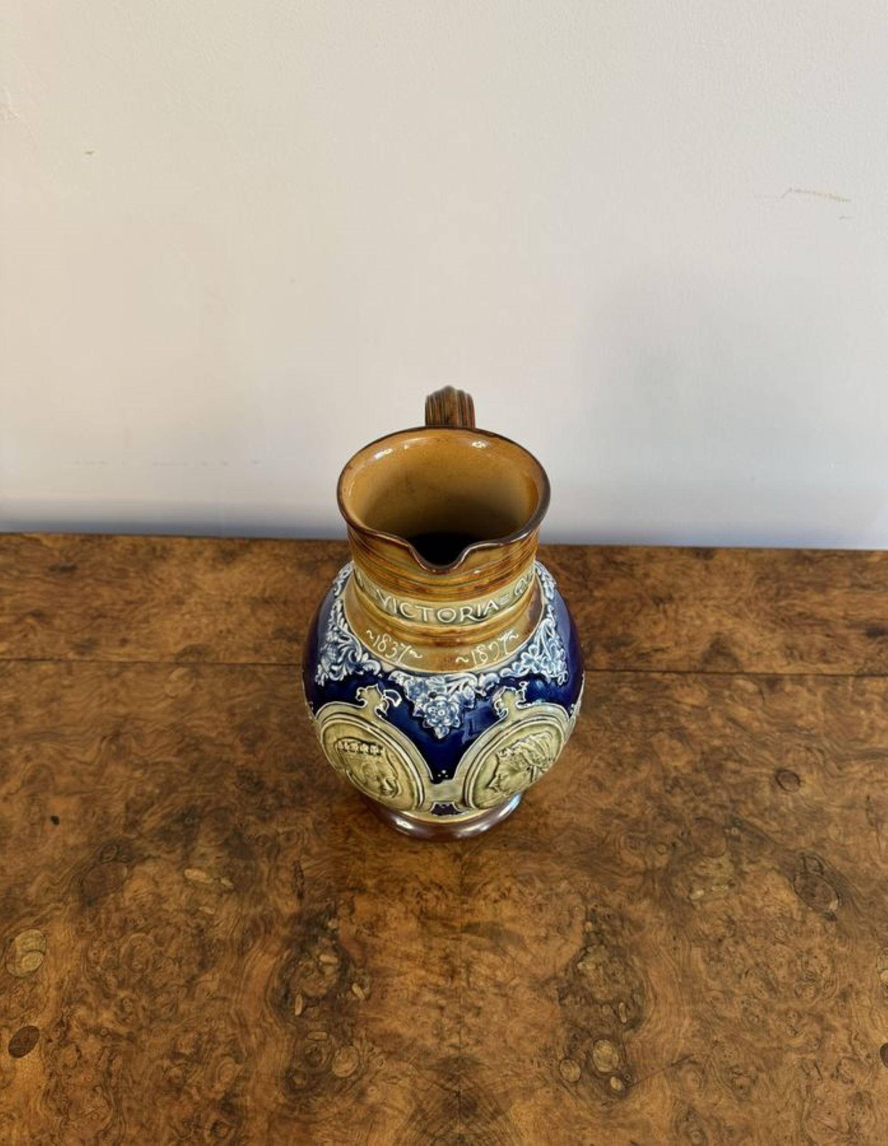 Caraffa antica di qualità Doulton Lambeth per il giubileo della Regina Vittoria In condizioni buone in vendita a Ipswich, GB