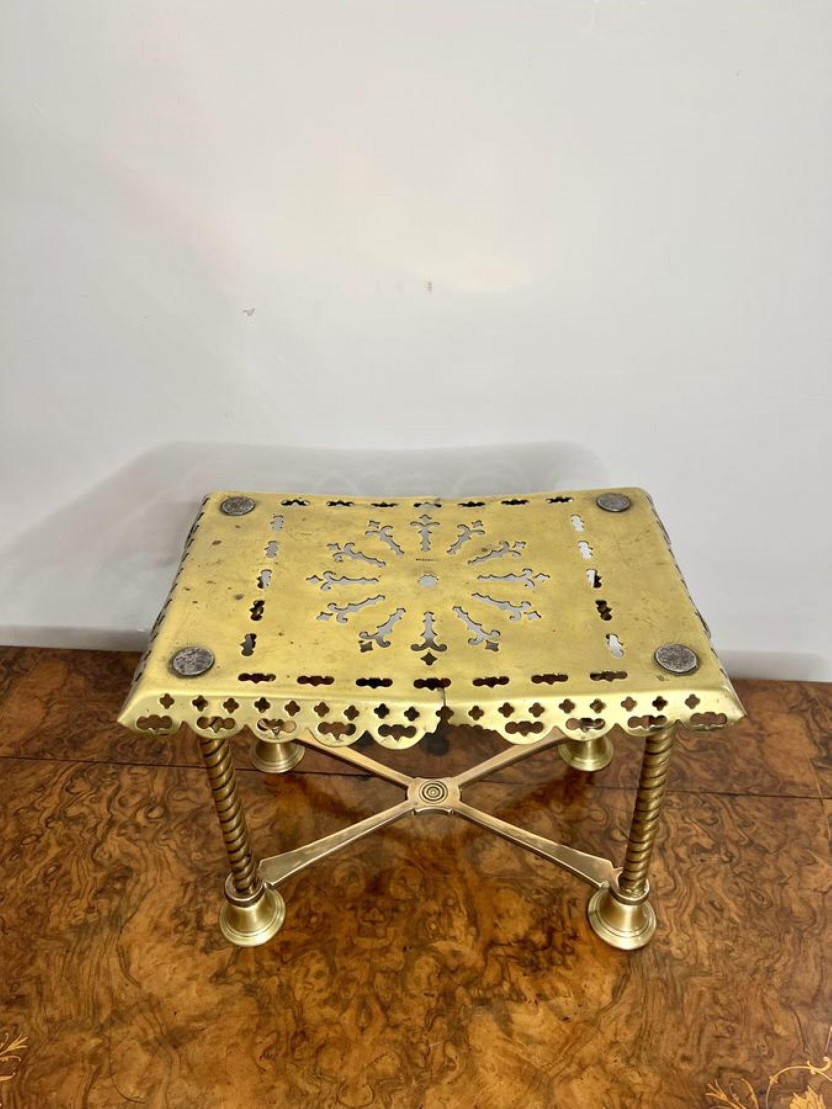 Quality antique Edwardian large brass trivet having a quality antique Edwardian large brass trivet raised on four twist legs with shaped feet.

D. 1900