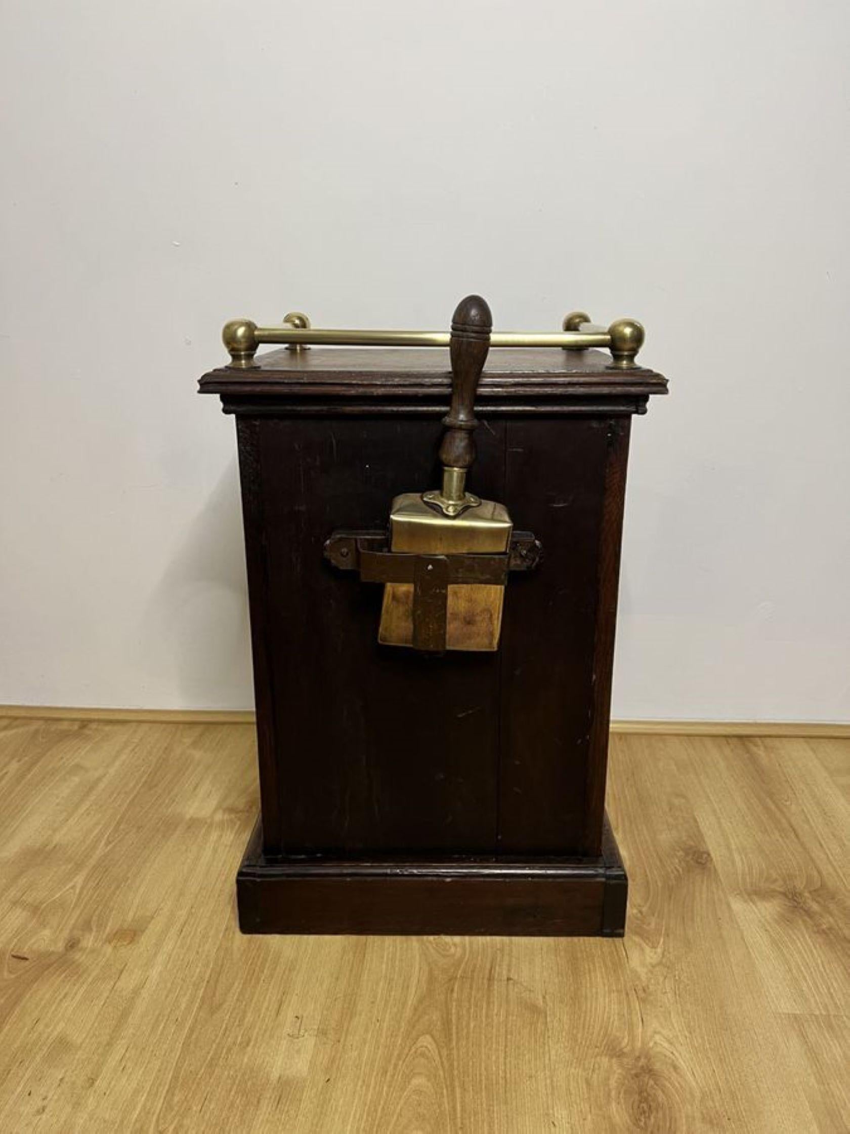 Quality antique Edwardian oak and brass coal purdonium In Good Condition For Sale In Ipswich, GB