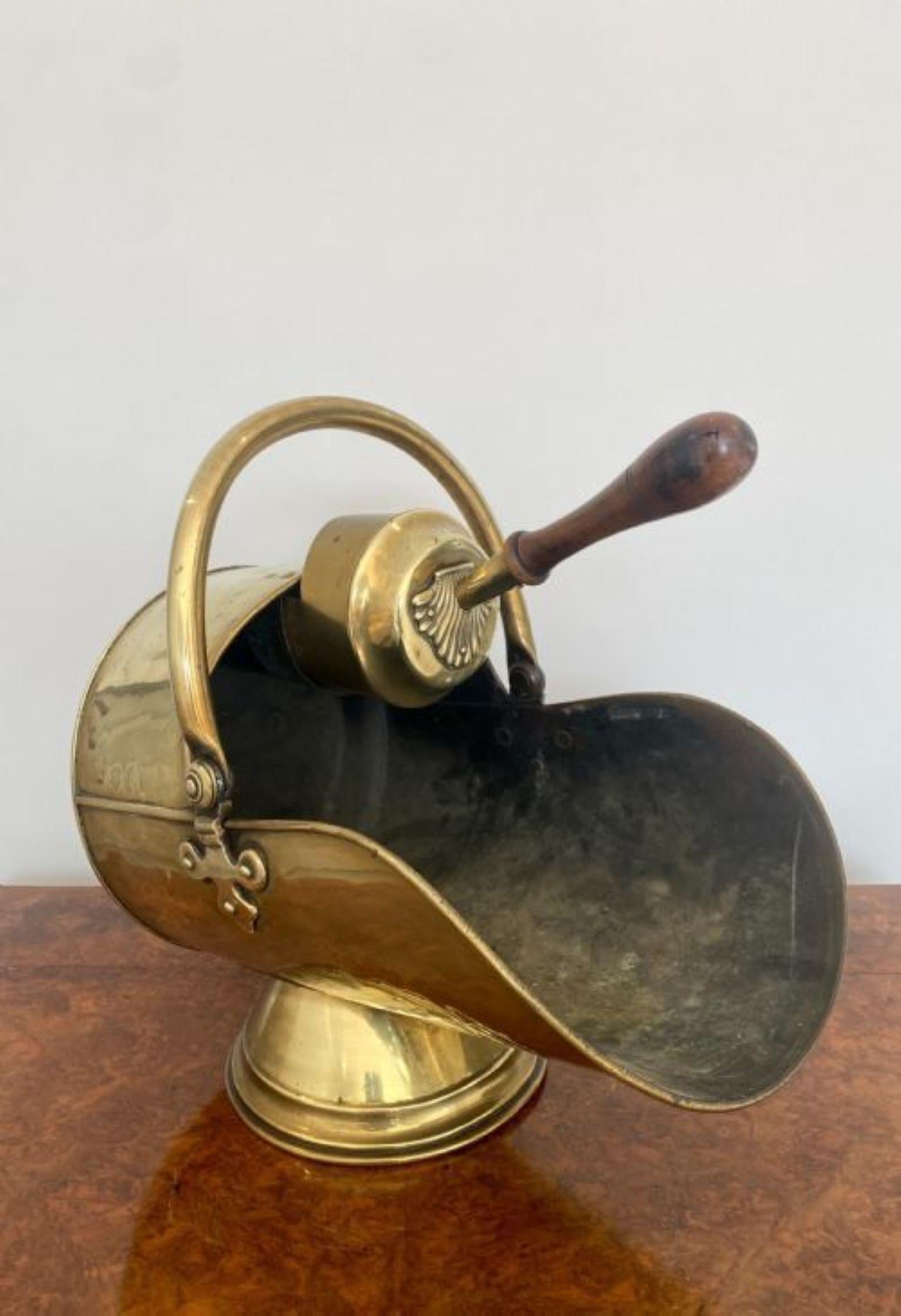 Quality Antique George III Brass Helmet Coal Scuttle With Original Shovel In Good Condition For Sale In Ipswich, GB