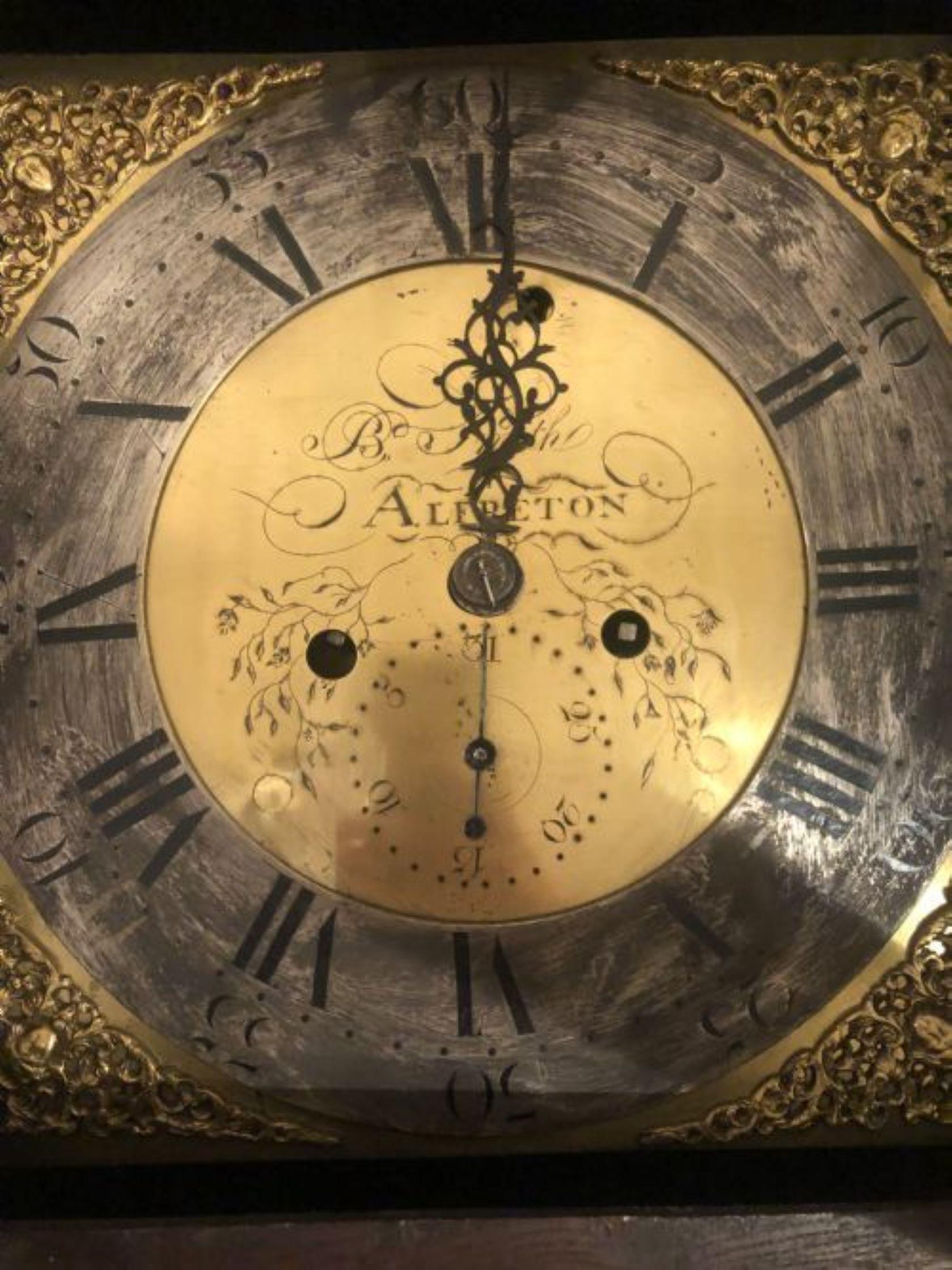 Quality Antique George III Carved Oak Brass Face Longcase Clock In Good Condition For Sale In Ipswich, GB