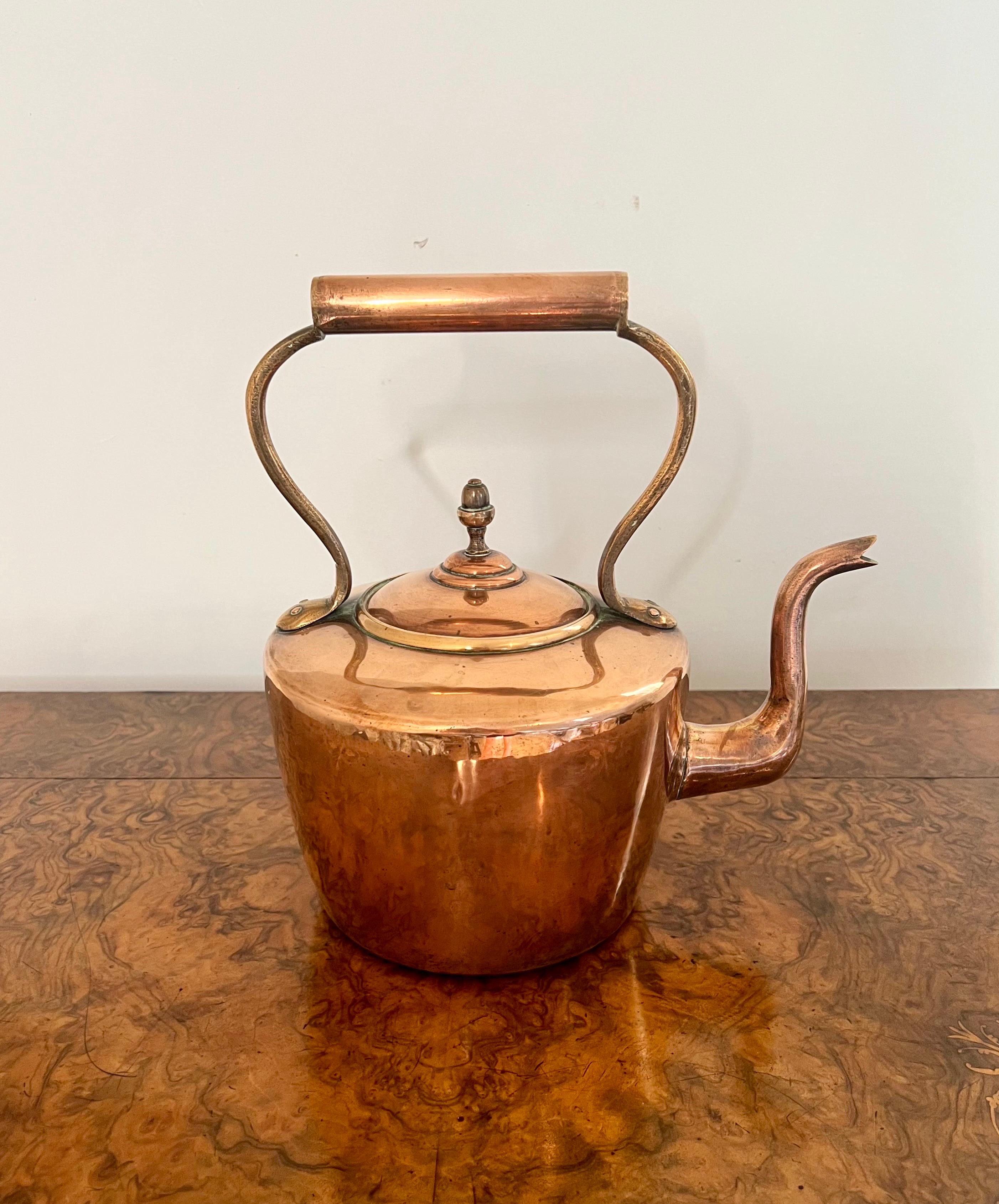 Quality antique George III copper kettle, having a quality George III copper kettle with a shaped handle to the top, removable lid and the original brass knob. 