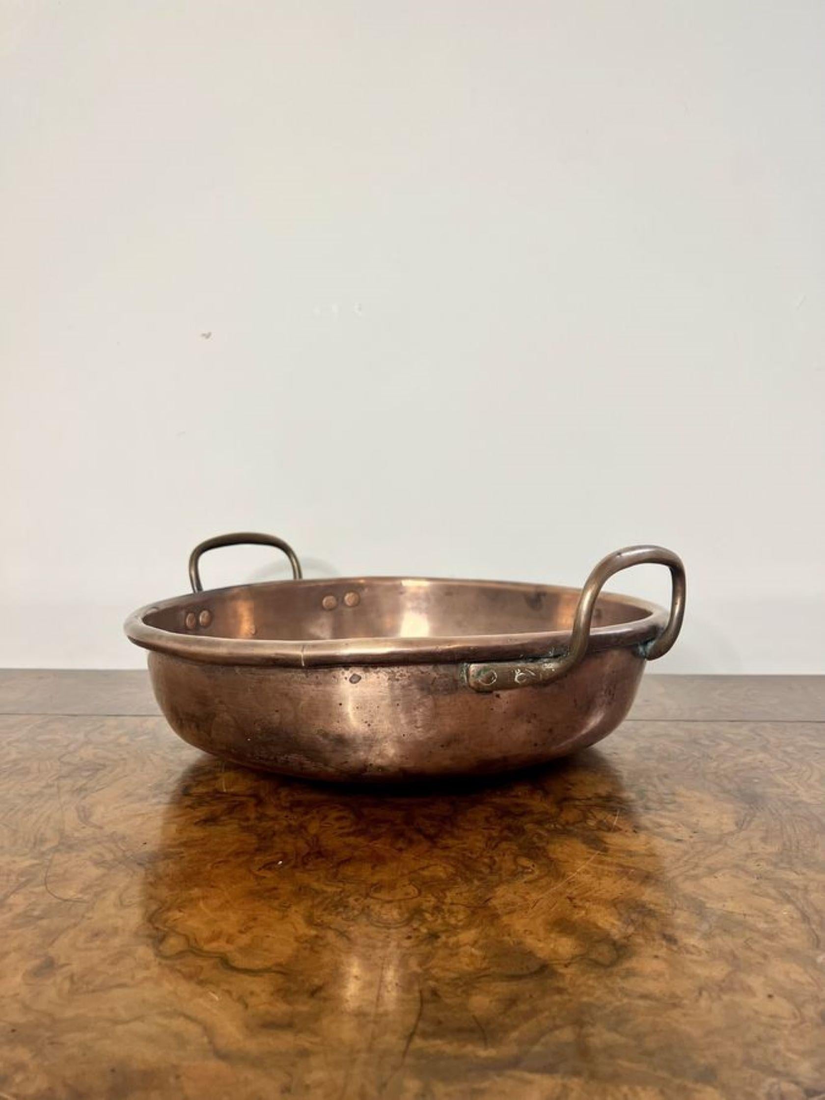Quality antique George III copper pan having a quality circular copper pan with two shaped carrying handles to the sides.

D. 1800