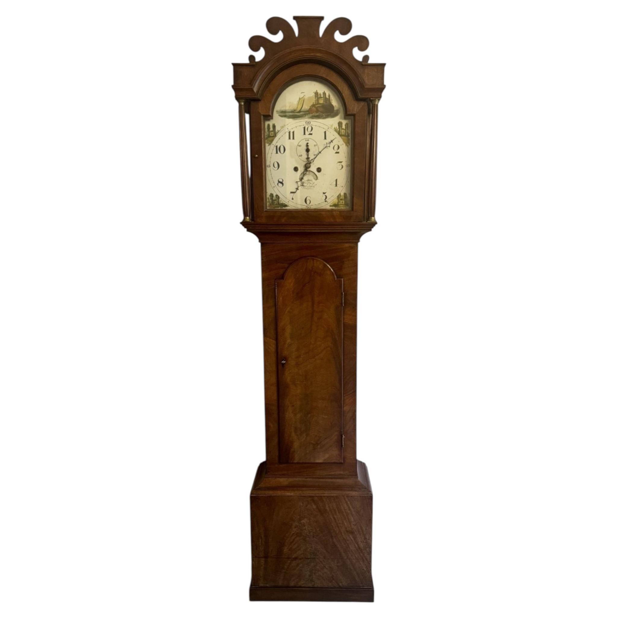 Pendule ancienne de qualité George III en acajou à cadran arqué et à boîtier long en vente