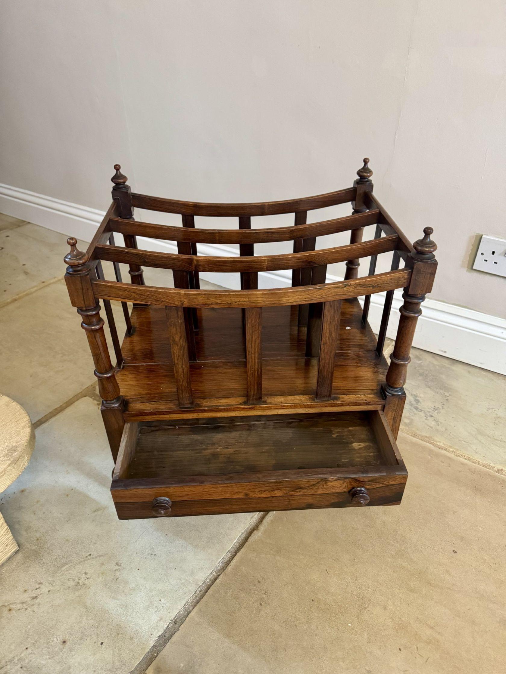 Antico canterbury di qualità di Giorgio III in legno di palissandro, con tre sezioni in legno di palissandro a doghe e tornite, un singolo cassetto nella parte anteriore, in piedi su gambe tornite con le rotelle originali. 

D. 1820
