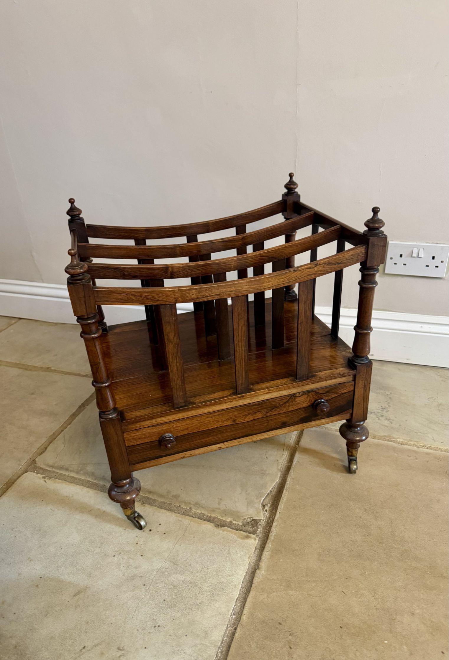 Canterbury antique de qualité en bois de rose George III, autoportant