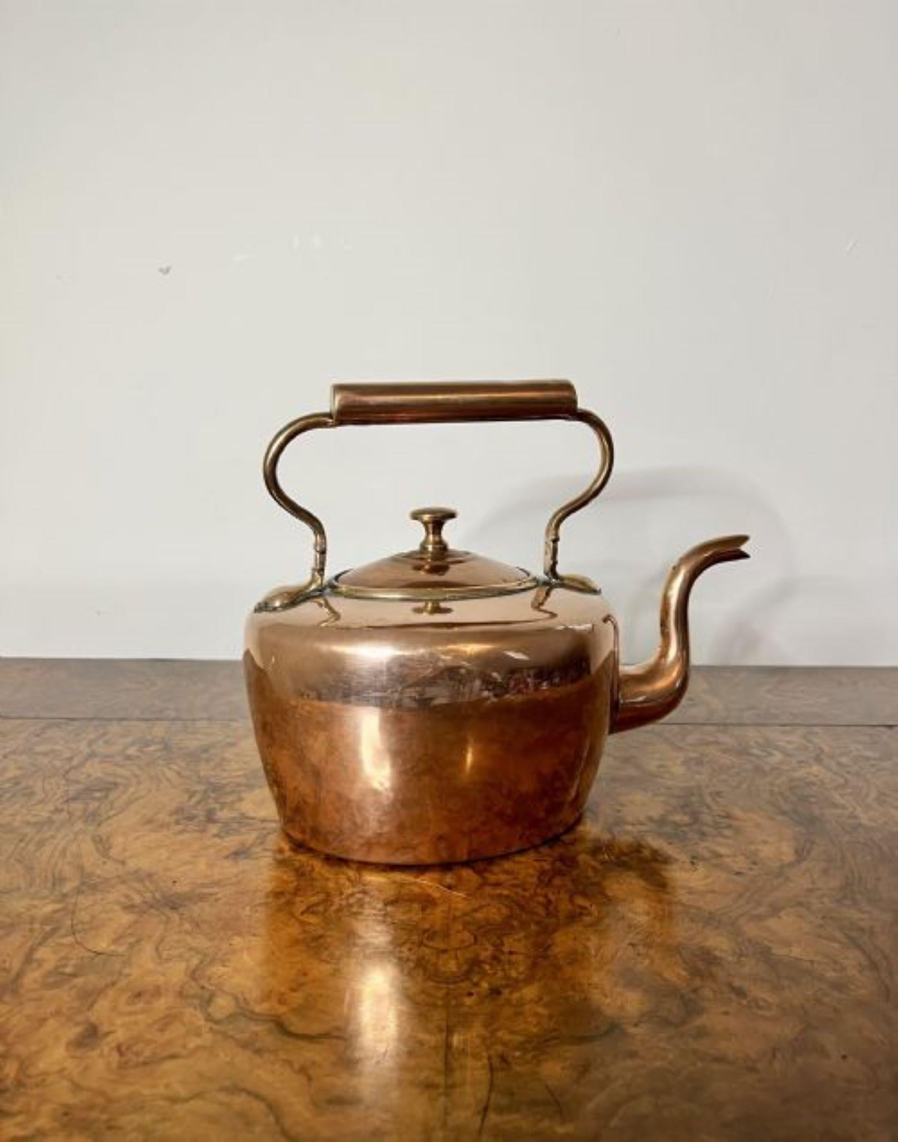 Quality antique George III small copper kettle having a quality George III copper kettle with a removable lid with the original copper knob, a shaped spout and a handle to the top.