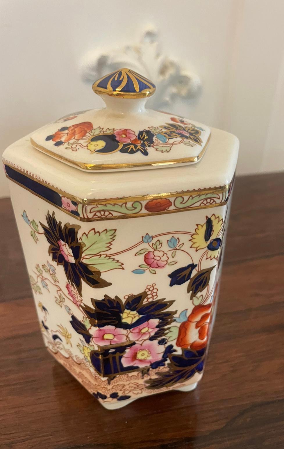 20ième siècle Boîtes à thé antiques de qualité peintes à la main en pierre de fer Masons en vente
