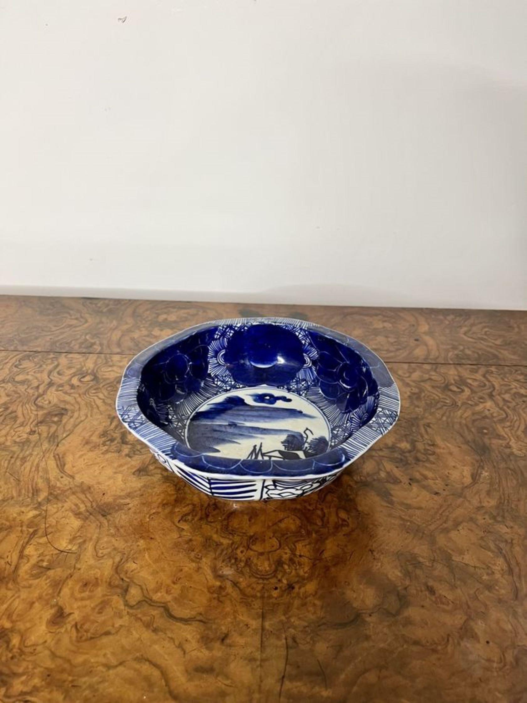 Bol japonais ancien du 19ème siècle en porcelaine bleue et blanche de qualité supérieure  Bon état - En vente à Ipswich, GB