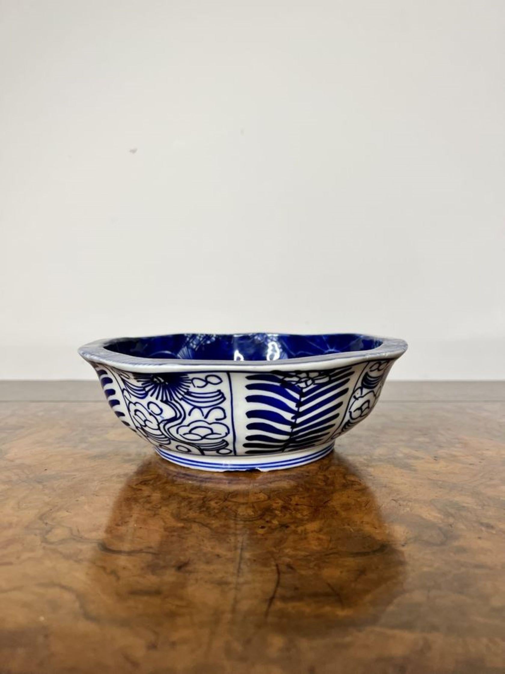 Porcelaine Bol japonais ancien du 19ème siècle en porcelaine bleue et blanche de qualité supérieure  en vente