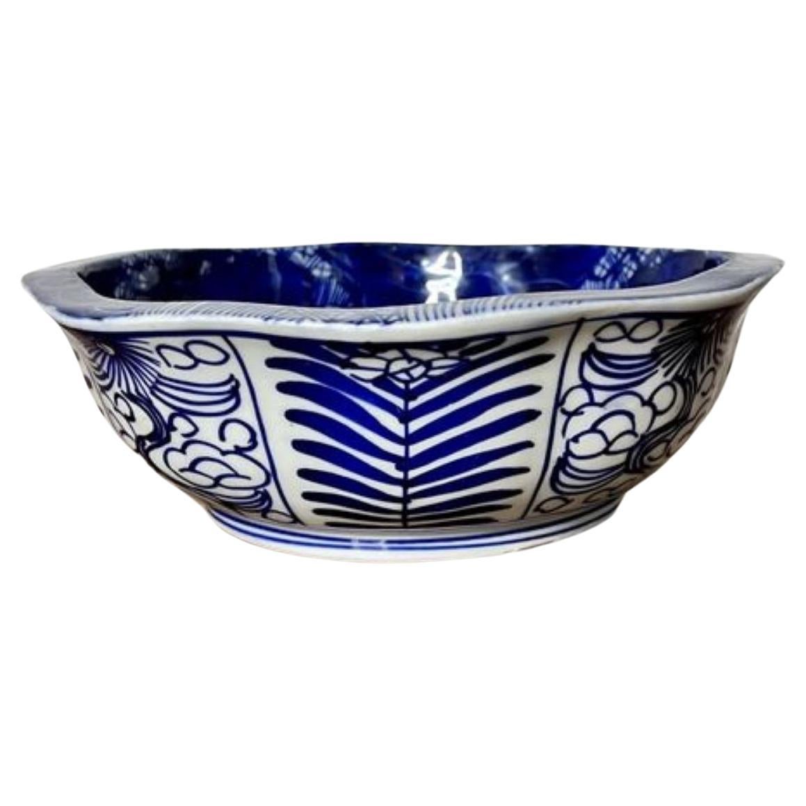 Bol japonais ancien du 19ème siècle en porcelaine bleue et blanche de qualité supérieure  en vente