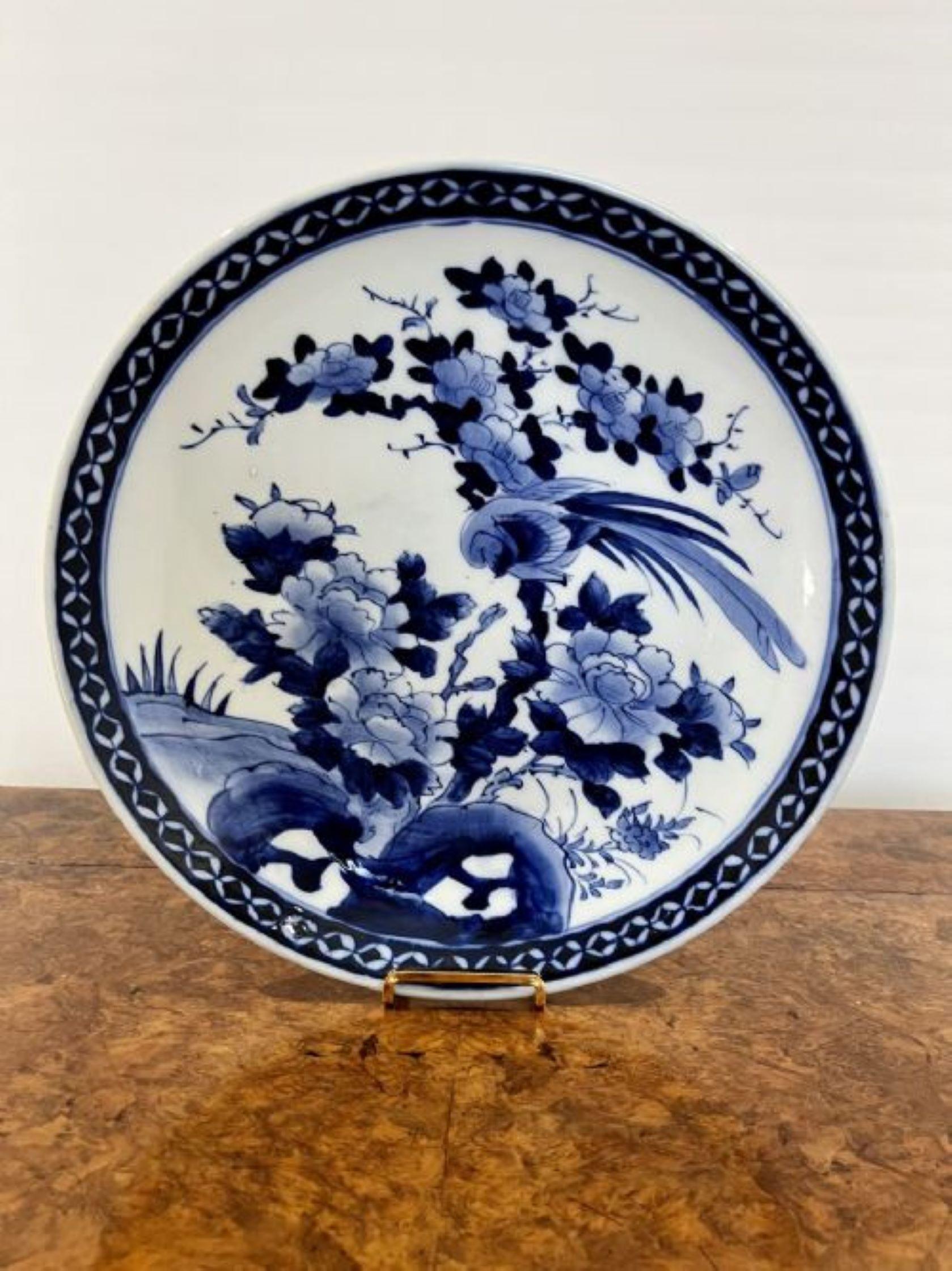 Plato imari antiguo japonés azul y blanco de calidad siglo XX en venta