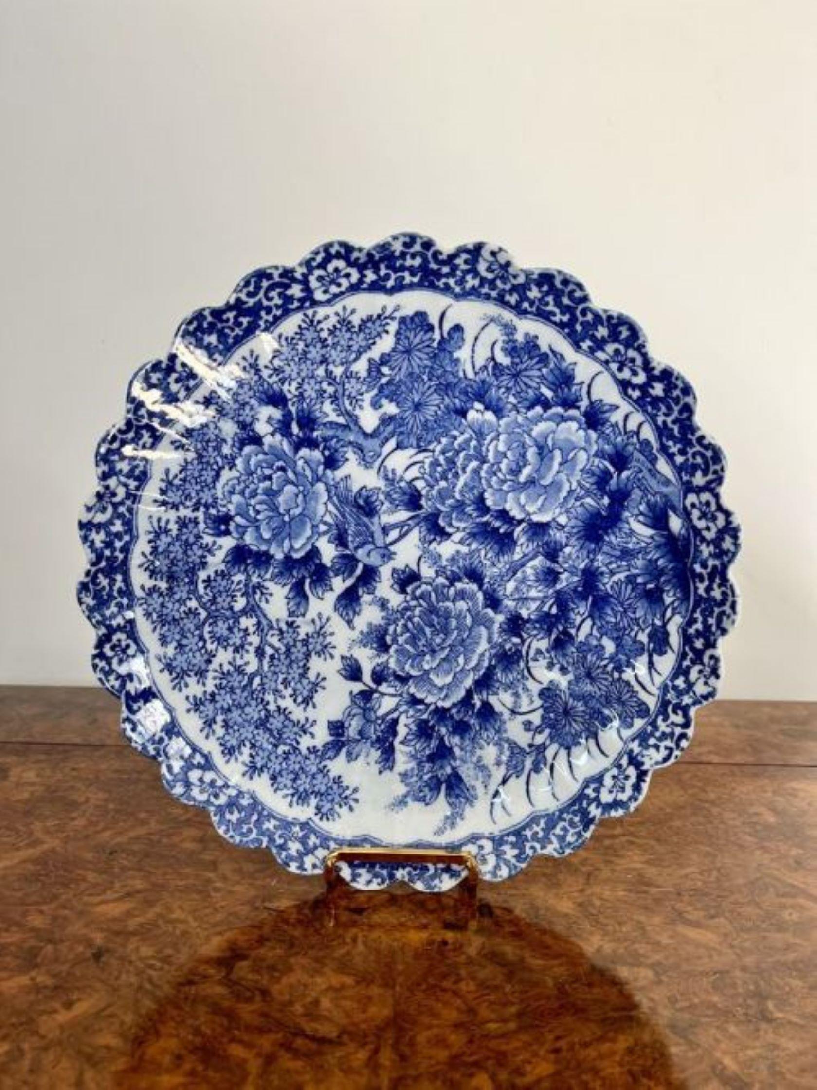 Quality antique Japanese blue and white imari scalloped edge plate  In Good Condition For Sale In Ipswich, GB