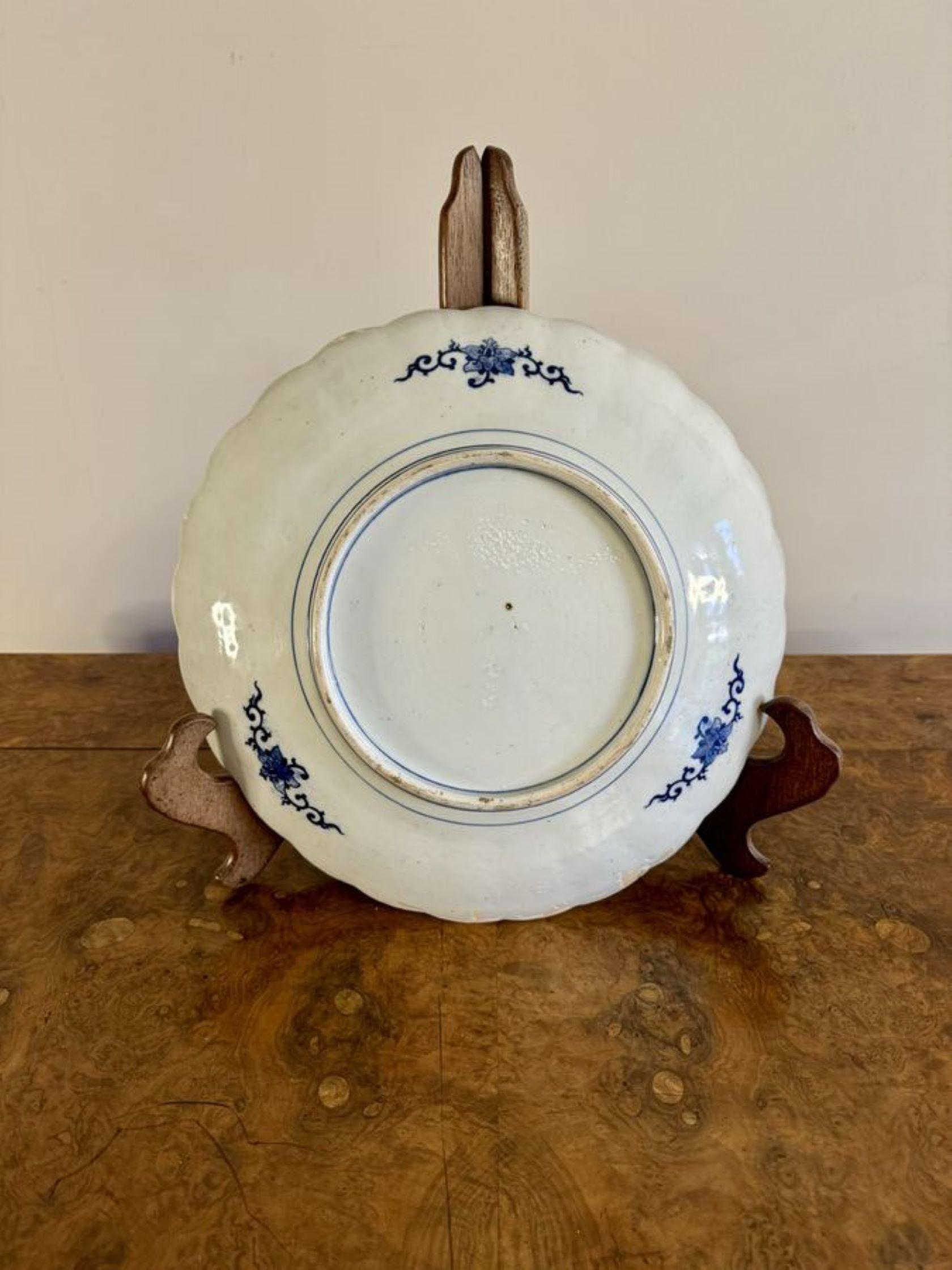 Quality antique Japanese blue and white imari scalloped edge plate In Good Condition For Sale In Ipswich, GB