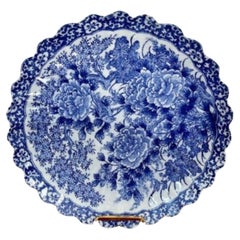 Assiette japonaise antique à bord festonné en imari bleu et blanc de qualité supérieure 