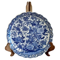 Plato de calidad antiguo japonés azul y blanco imari de borde festoneado