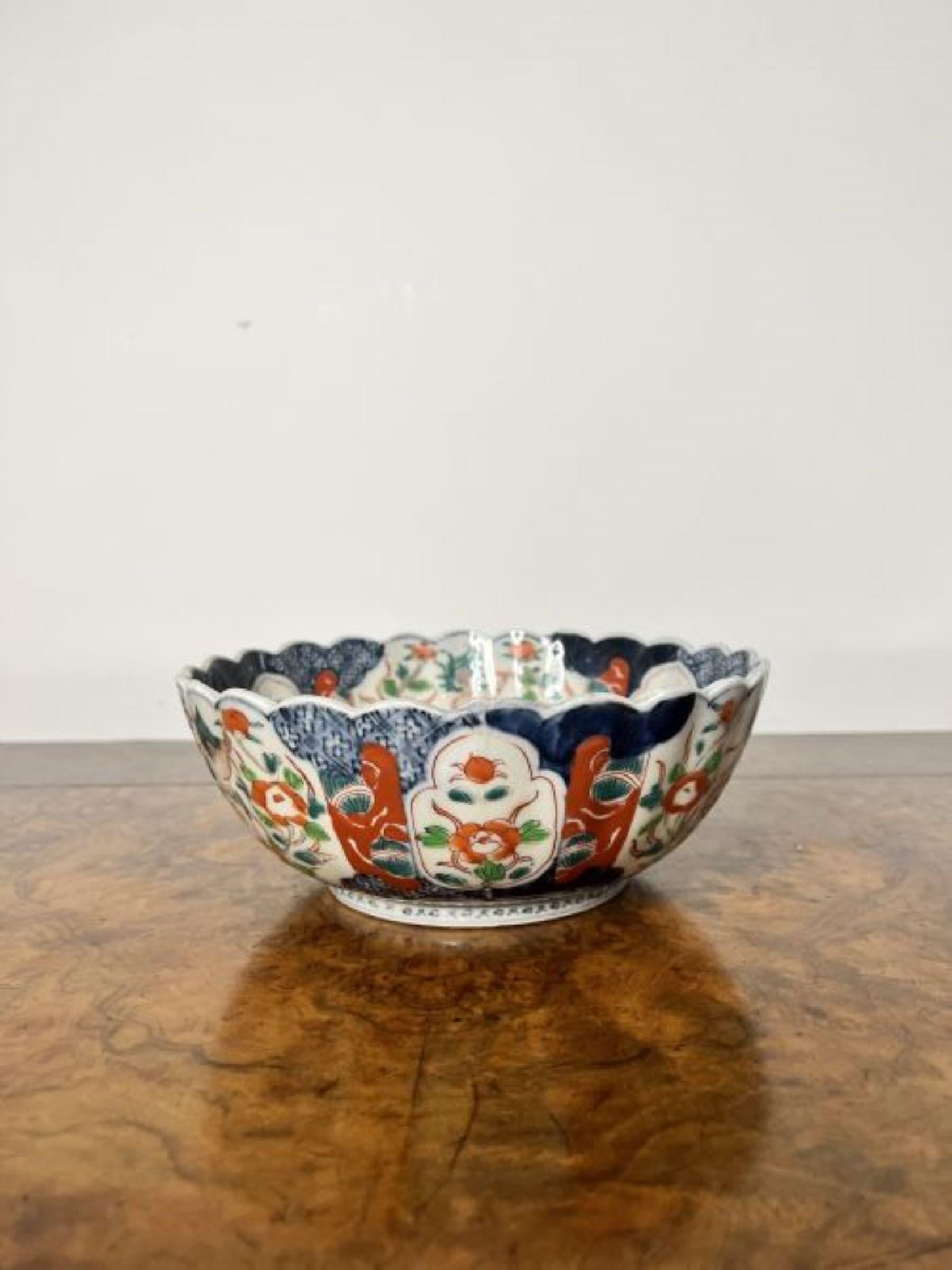 Quality antique Japanese Imari bowl with a scalloped shaped edge  In Good Condition In Ipswich, GB