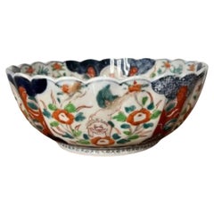 Quality antique Japanese Imari bowl with a scalloped shaped edge 