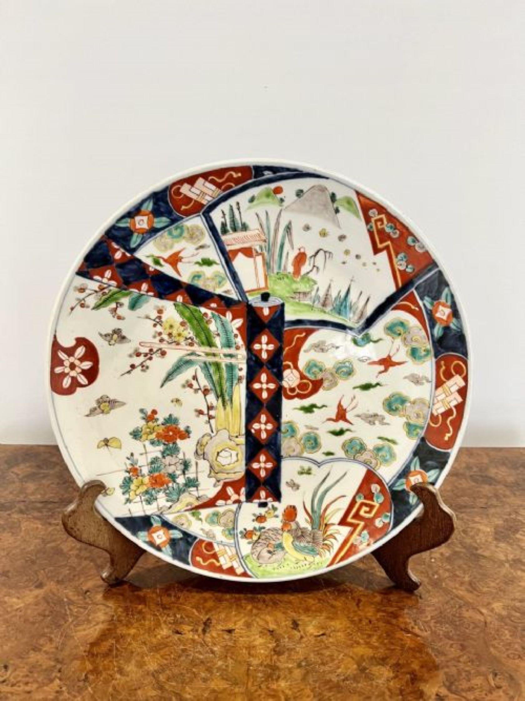 Antico di qualità  Caricatore Imari giapponese con splendide decorazioni dipinte a mano con fiori, foglie, alberi e uccelli nei colori rosso, blu, verde, bianco e oro.