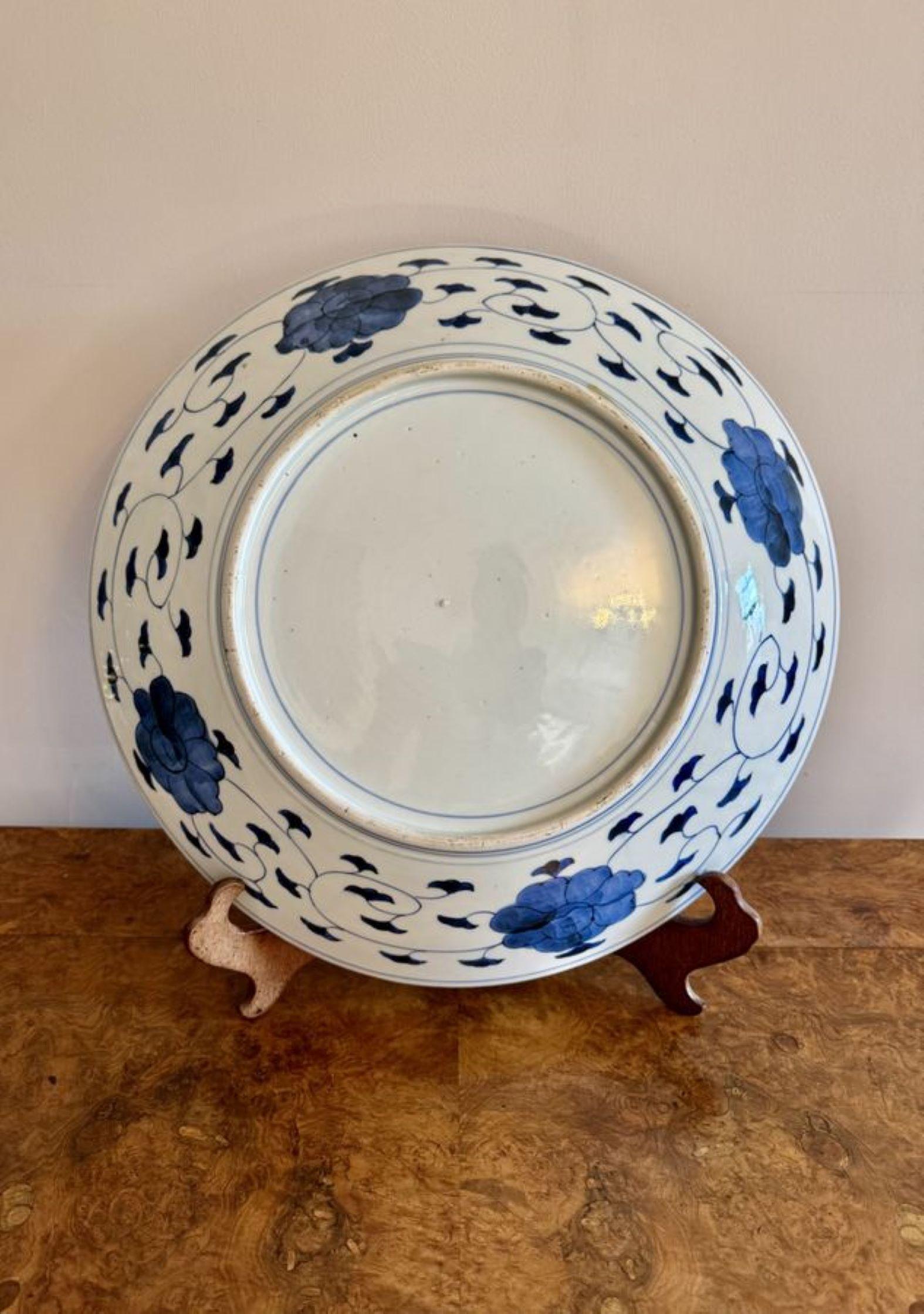 Cargador imari japonés antiguo de calidad, con un cargador imari japonés antiguo de calidad decorado con brotes de bambú, pájaros, árboles, flores y hojas, pintado a mano en colores rojo, azul, verde y blanco.

D. 1900