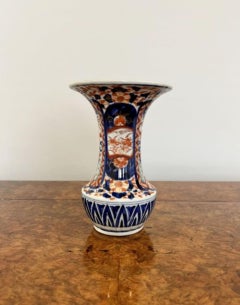 Antico vaso giapponese Imari di qualità a forma di scanalatura