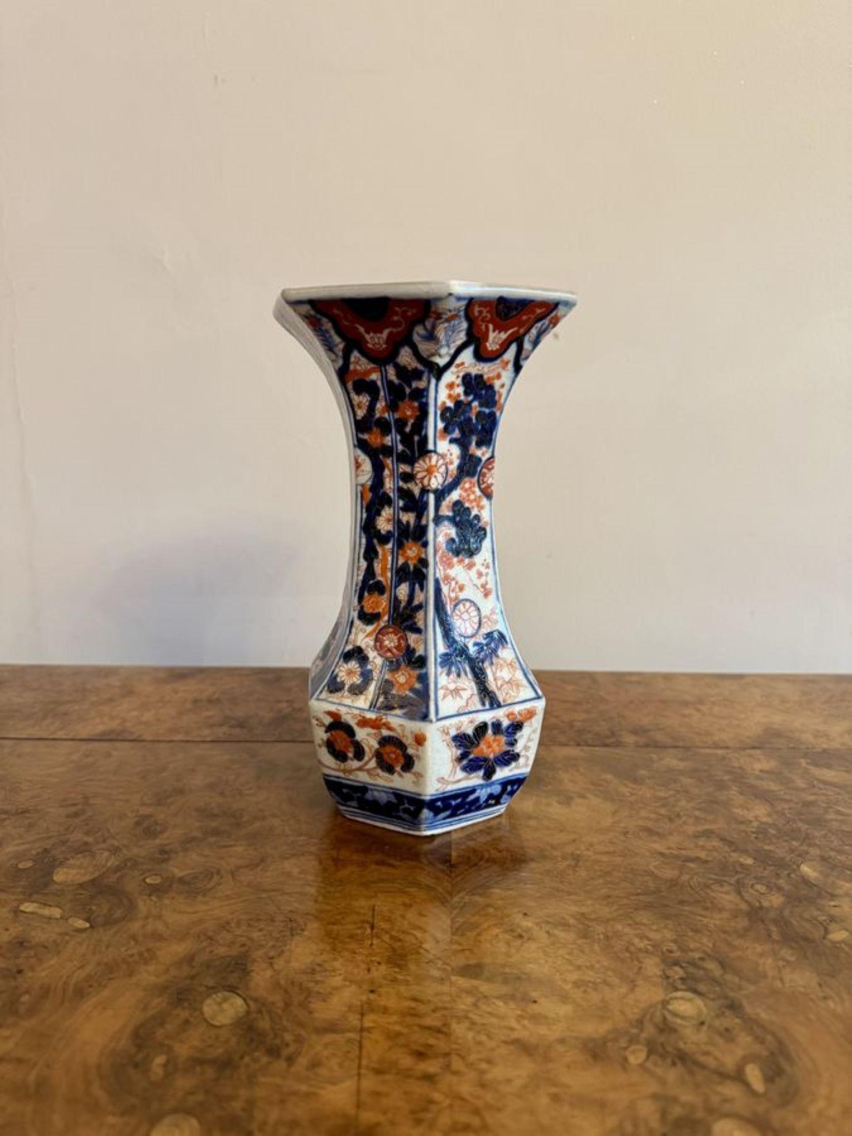 Vase japonais ancien de qualité de forme hexagonale imari Vase japonais ancien de qualité de forme hexagonale imari, décoré de fleurs, d'arbres et de rinceaux peints à la main dans des couleurs de qualité rouge, bleu, blanc et or. 

D. 1900