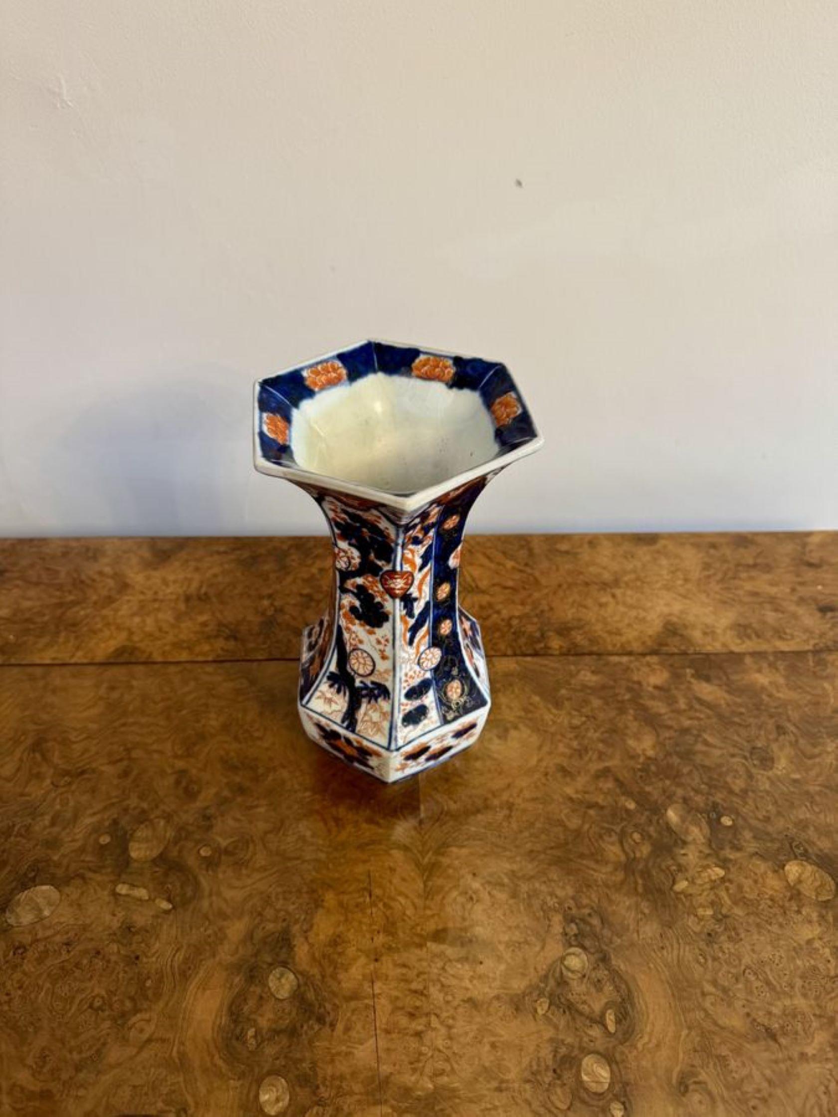 20ième siècle Vase japonais ancien de forme hexagonale en imari de qualité en vente