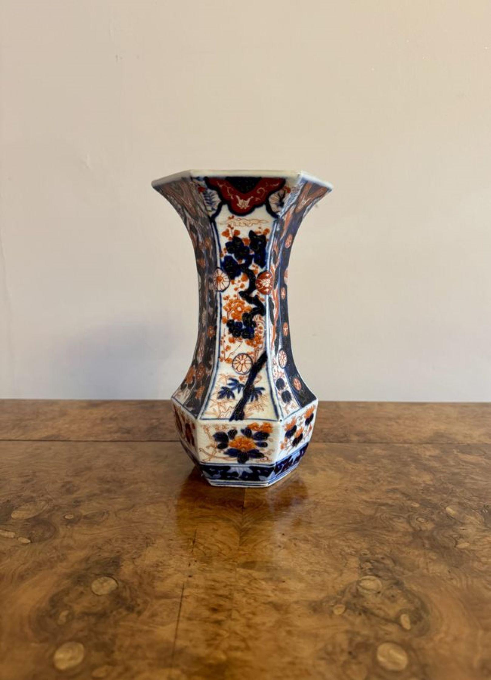Céramique Vase japonais ancien de forme hexagonale en imari de qualité en vente