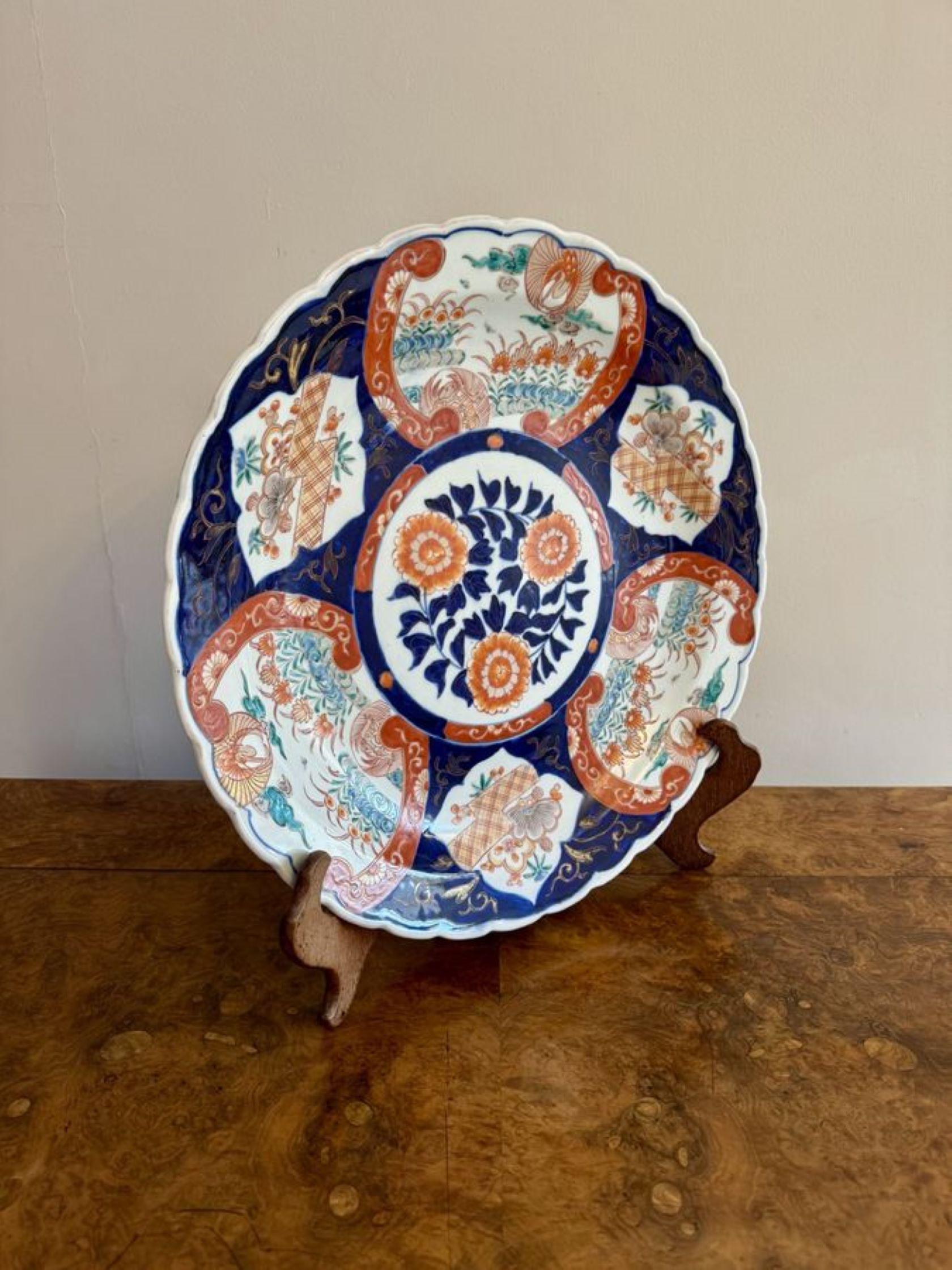 Plato grande imari japonés antiguo de calidad con un plato grande imari japonés antiguo de calidad, muy decorado con flores en el centro rodeadas de paneles con flores, hojas y motivos en impresionantes colores rojo, azul, verde, blanco y