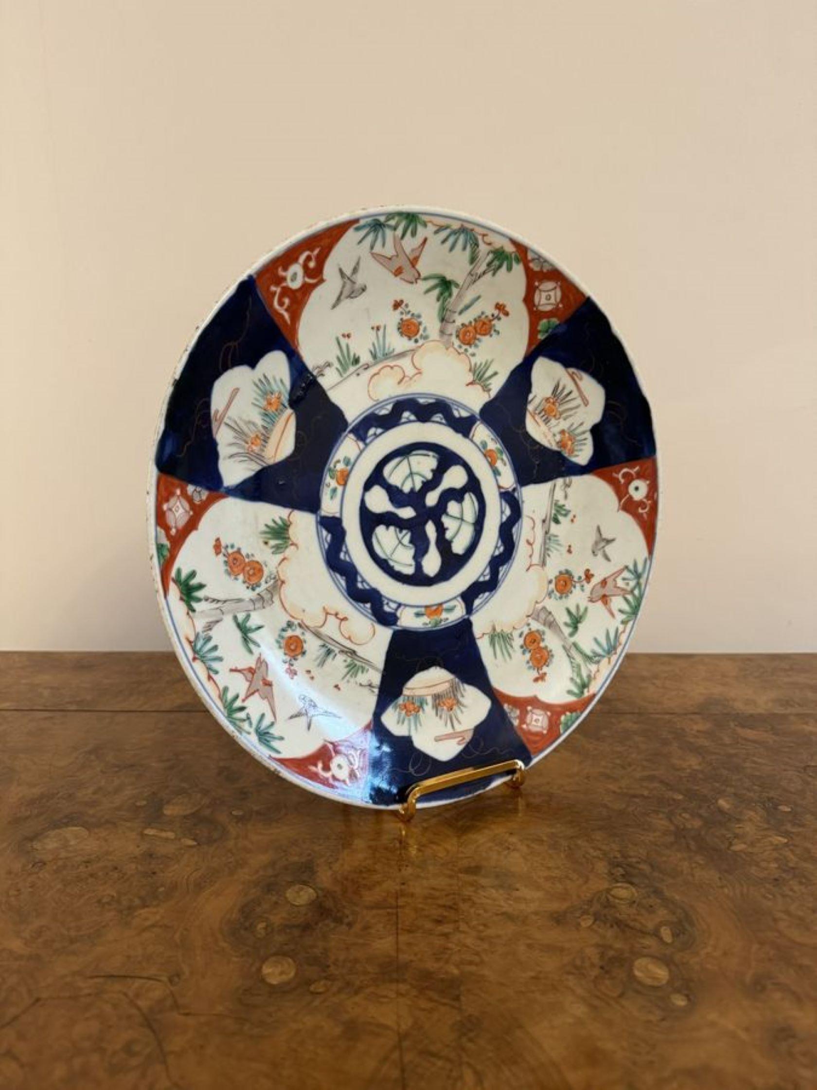 Assiette japonaise imari ancienne de qualité, ayant une assiette japonaise imari ancienne de qualité décorée de fleurs, d'arbres, d'oiseaux et de rouleaux peints à la main dans de magnifiques couleurs rouges, vertes, bleues et blanches.

D. 1900