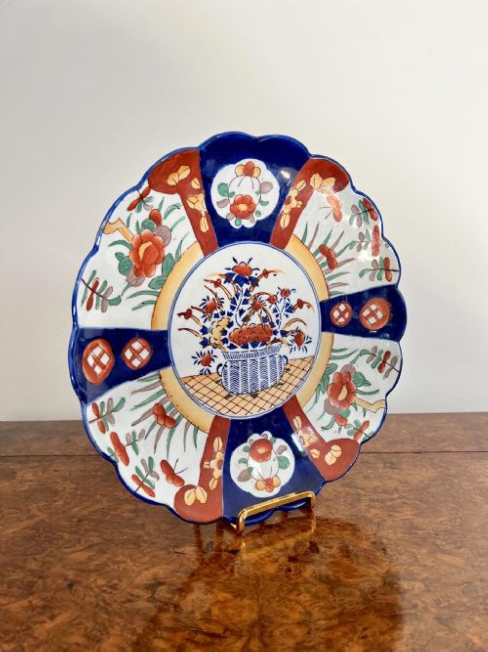 Quality antique Japanese imari plate with a scallop shaped edge   In Good Condition For Sale In Ipswich, GB
