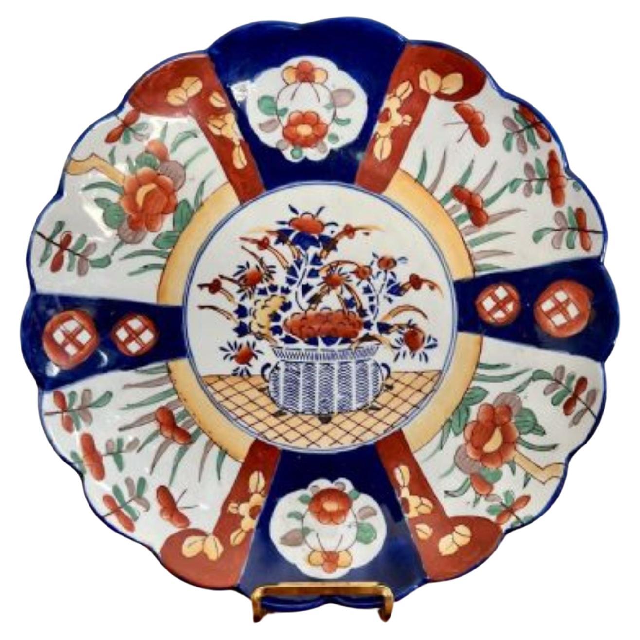 Quality antique Japanese imari plate with a scallop shaped edge   For Sale