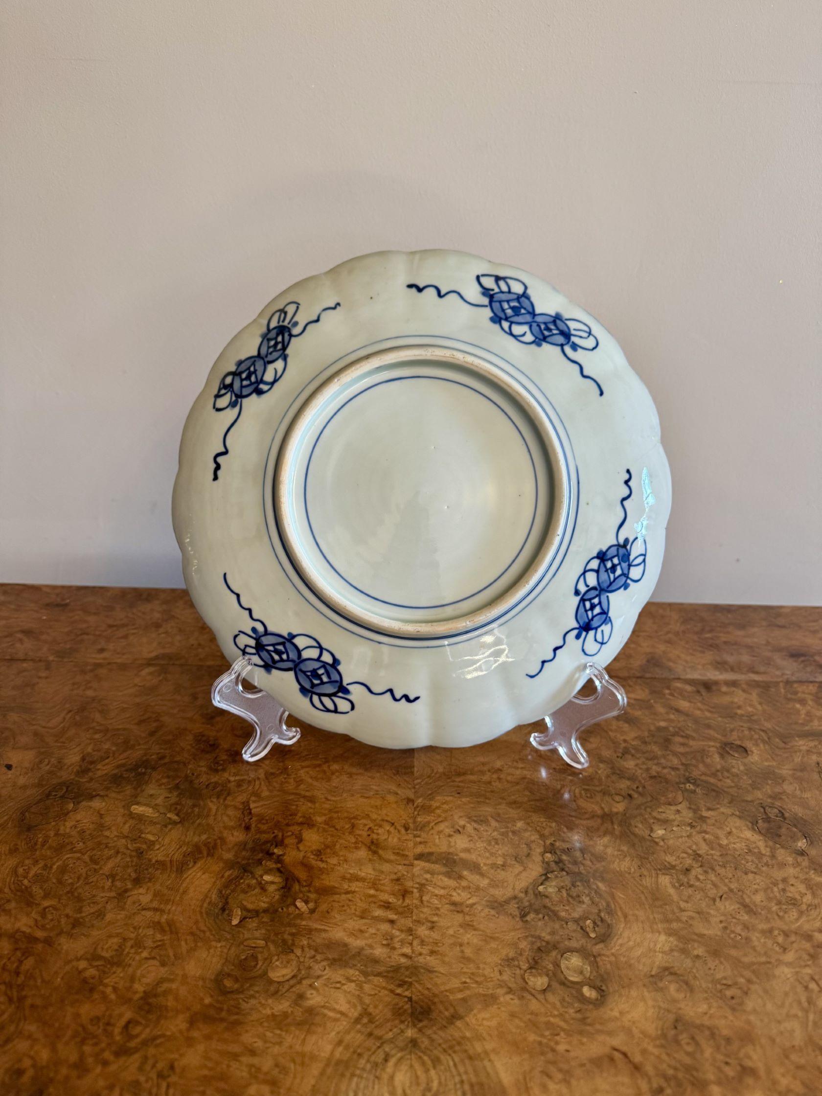 Antico piatto imari giapponese di qualità con bordo smerlato, con un antico piatto imari giapponese di qualità con bordo smerlato, decorato con un cesto di fiori al centro circondato da pannelli dipinti a mano nei colori rosso, blu e bianco.

D. 1900