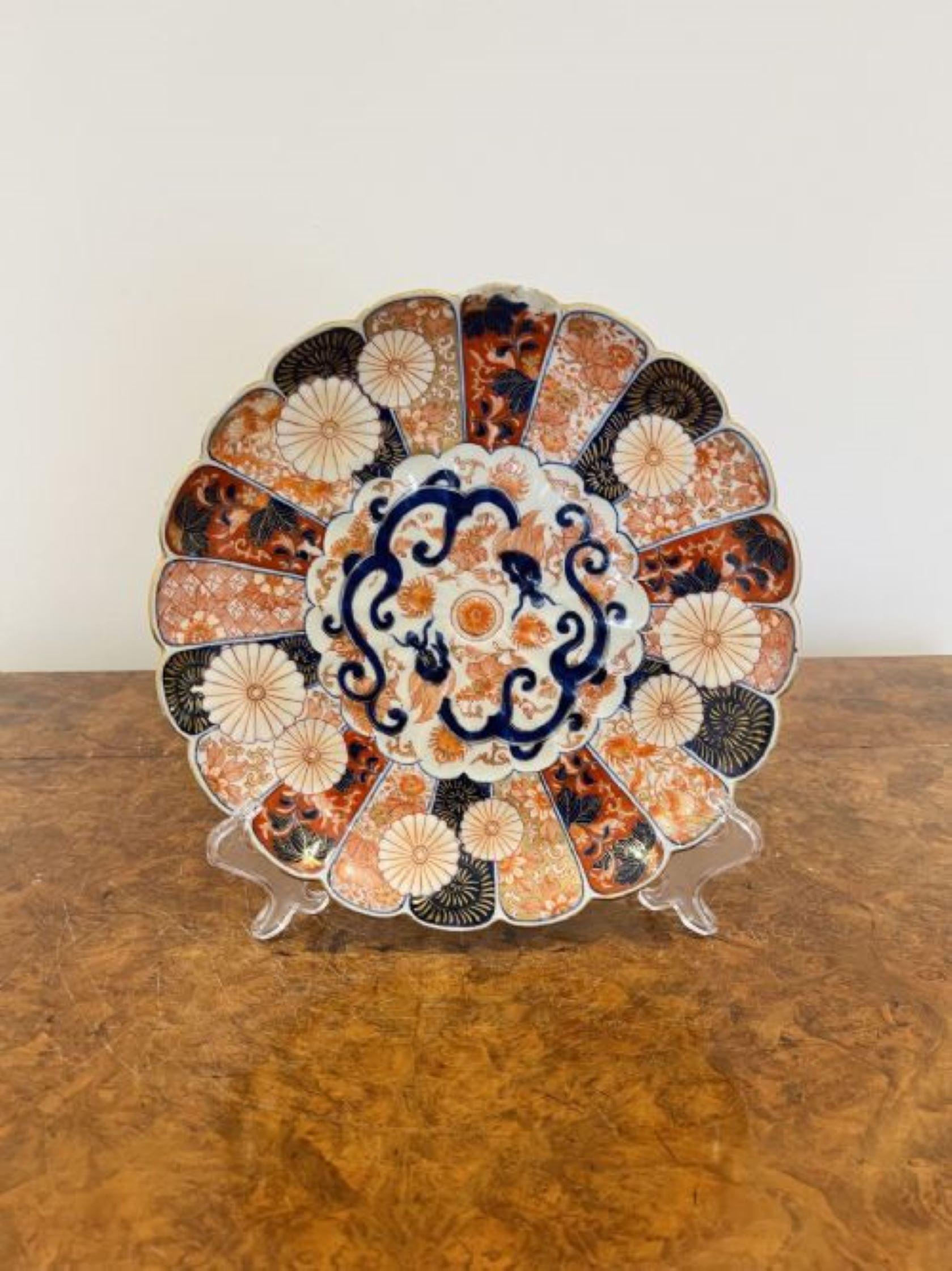 Quality antique Japanese Imari plate with a scalloped shaped edge  In Good Condition For Sale In Ipswich, GB