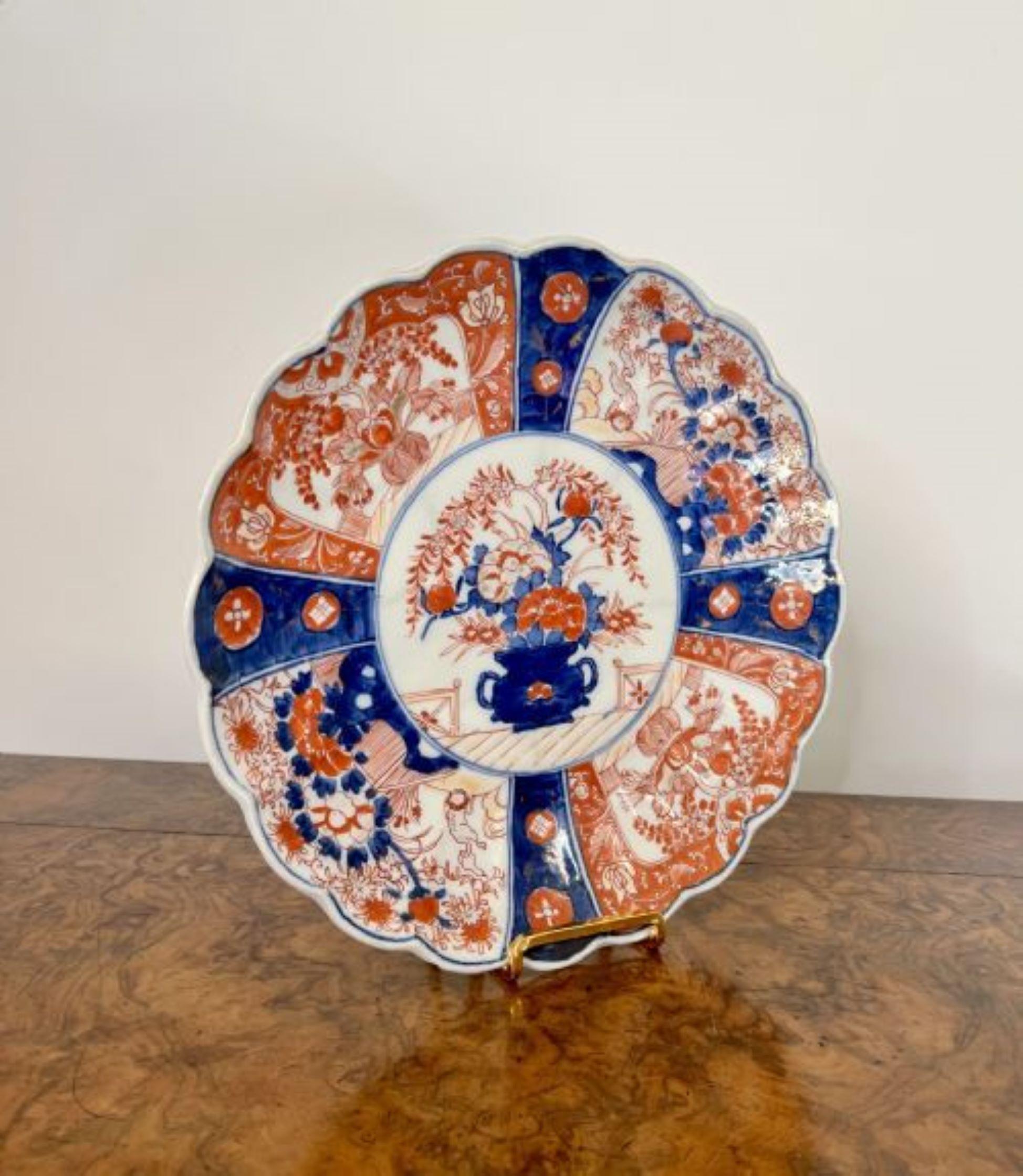 Quality antique Japanese imari plate with a scalloped shaped edge  In Good Condition For Sale In Ipswich, GB