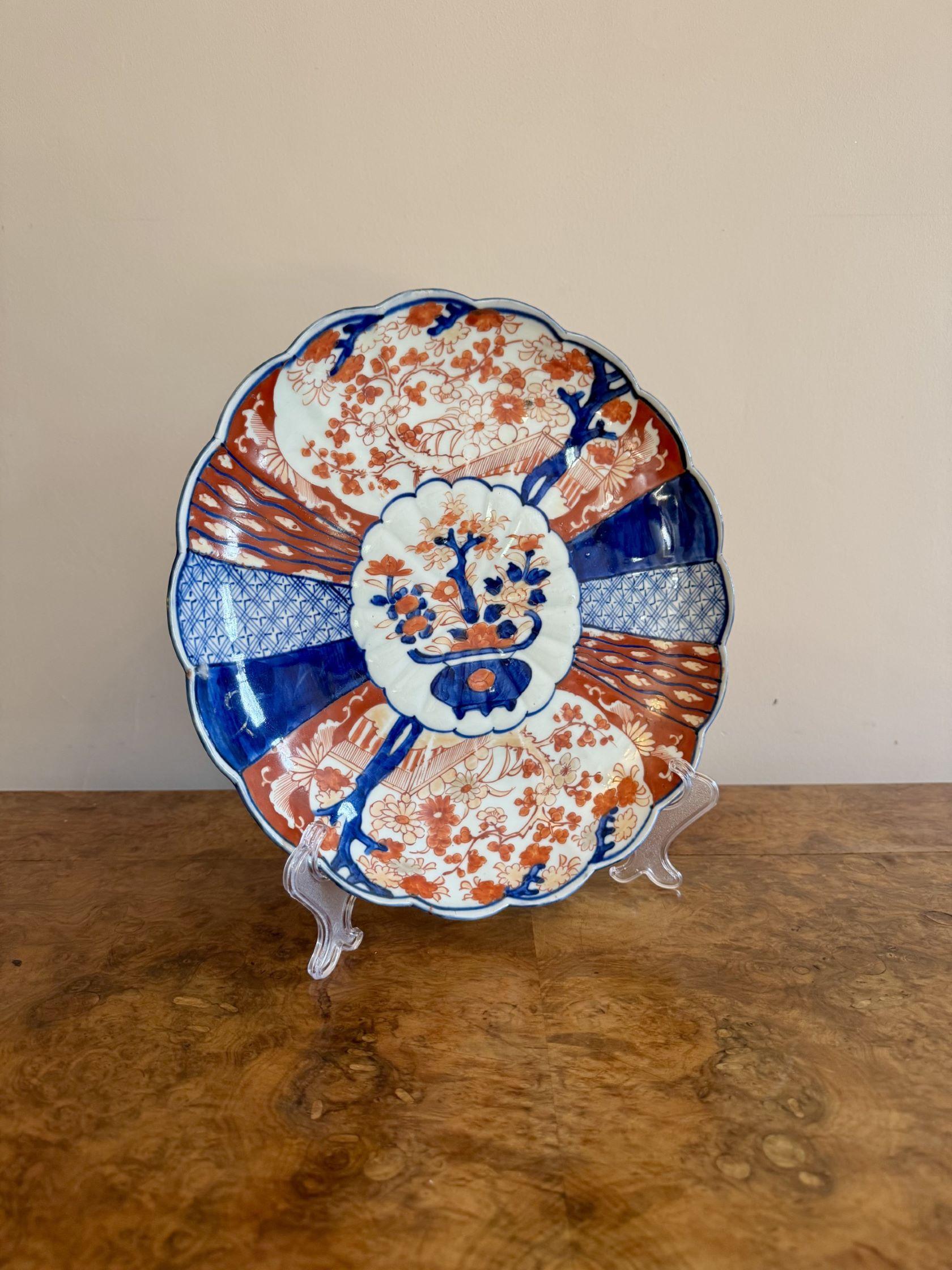 Lacca giapponese Piatto imari giapponese antico di qualità con bordo smerlato in vendita