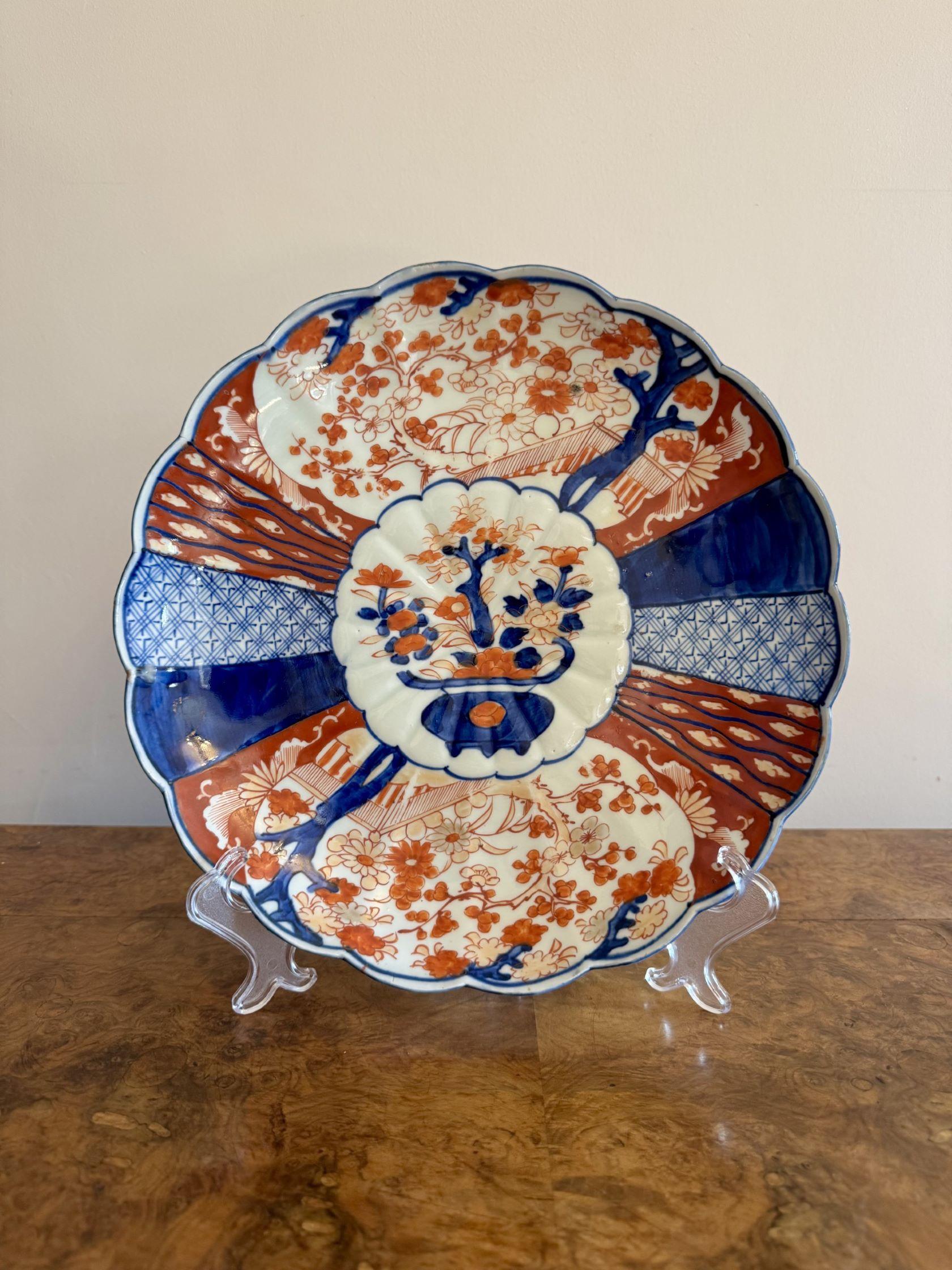 Piatto imari giapponese antico di qualità con bordo smerlato In condizioni buone in vendita a Ipswich, GB
