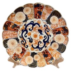 Plato Imari japonés antiguo de calidad con borde festoneado