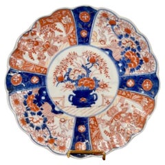 Quality antique Japanese imari plate with a scalloped shaped edge 