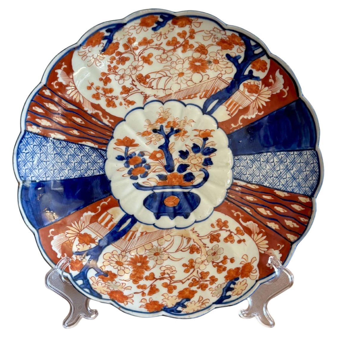 Piatto imari giapponese antico di qualità con bordo smerlato in vendita