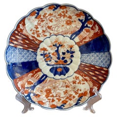 Plato imari japonés antiguo de calidad con borde festoneado