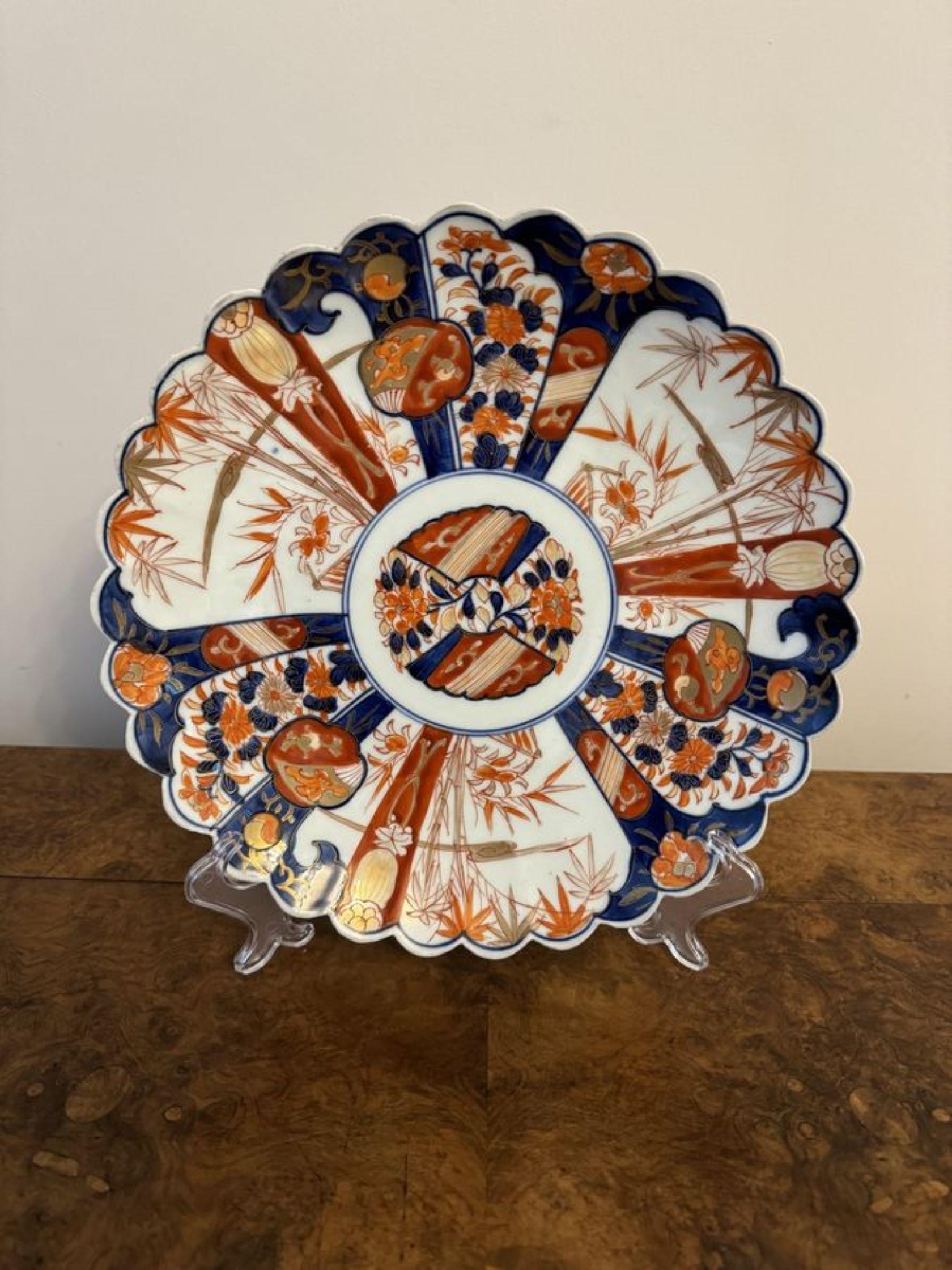 Quality antique Japanese imari scalloped shaped edge large plate  In Good Condition For Sale In Ipswich, GB