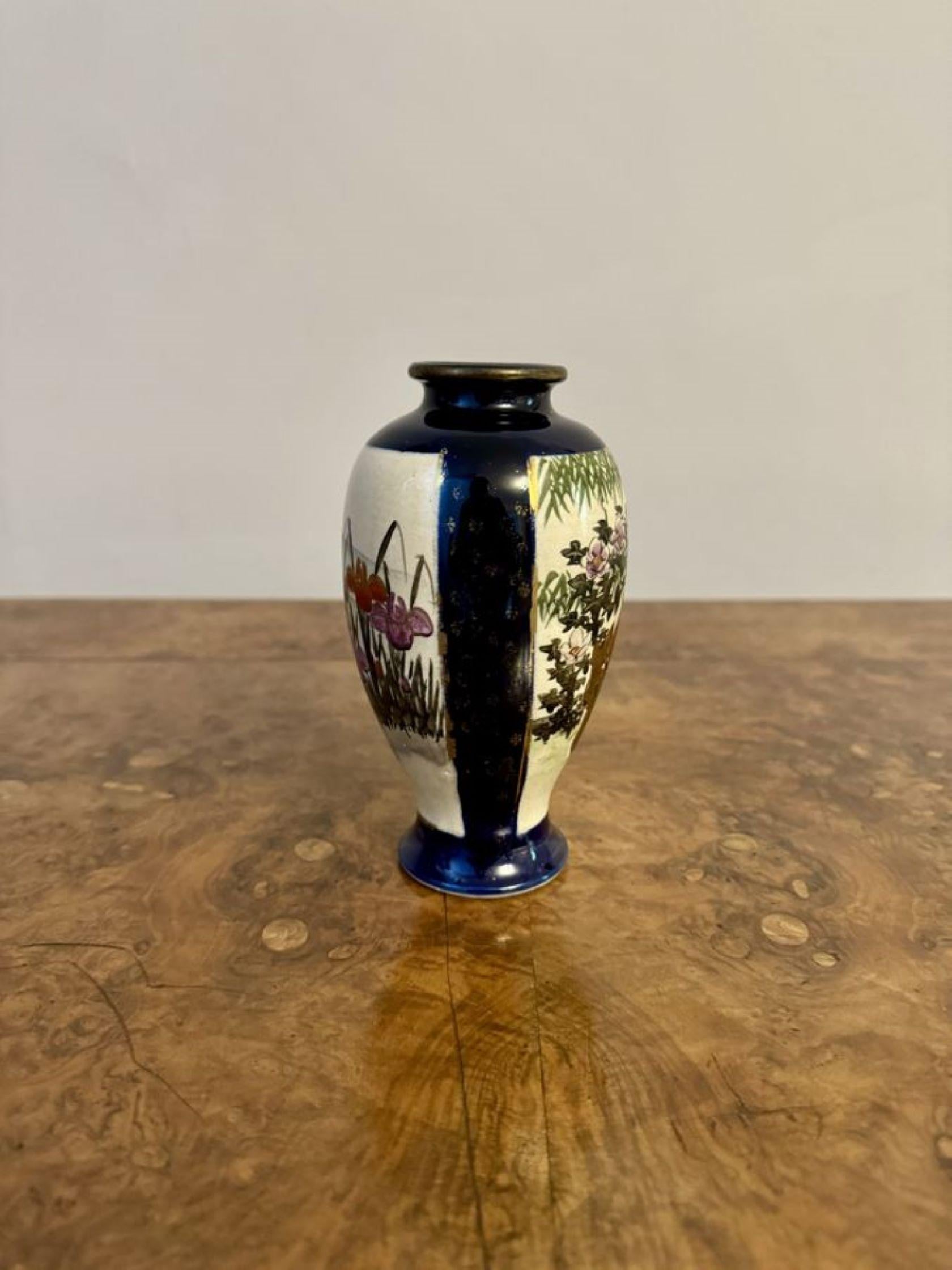 Antico vaso a balaustro di Satsuma giapponese di qualità, con una meravigliosa decorazione dipinta a mano di scene figurative e paesaggistiche nei colori blu, oro, marrone, verde e bianco.

D. 1900