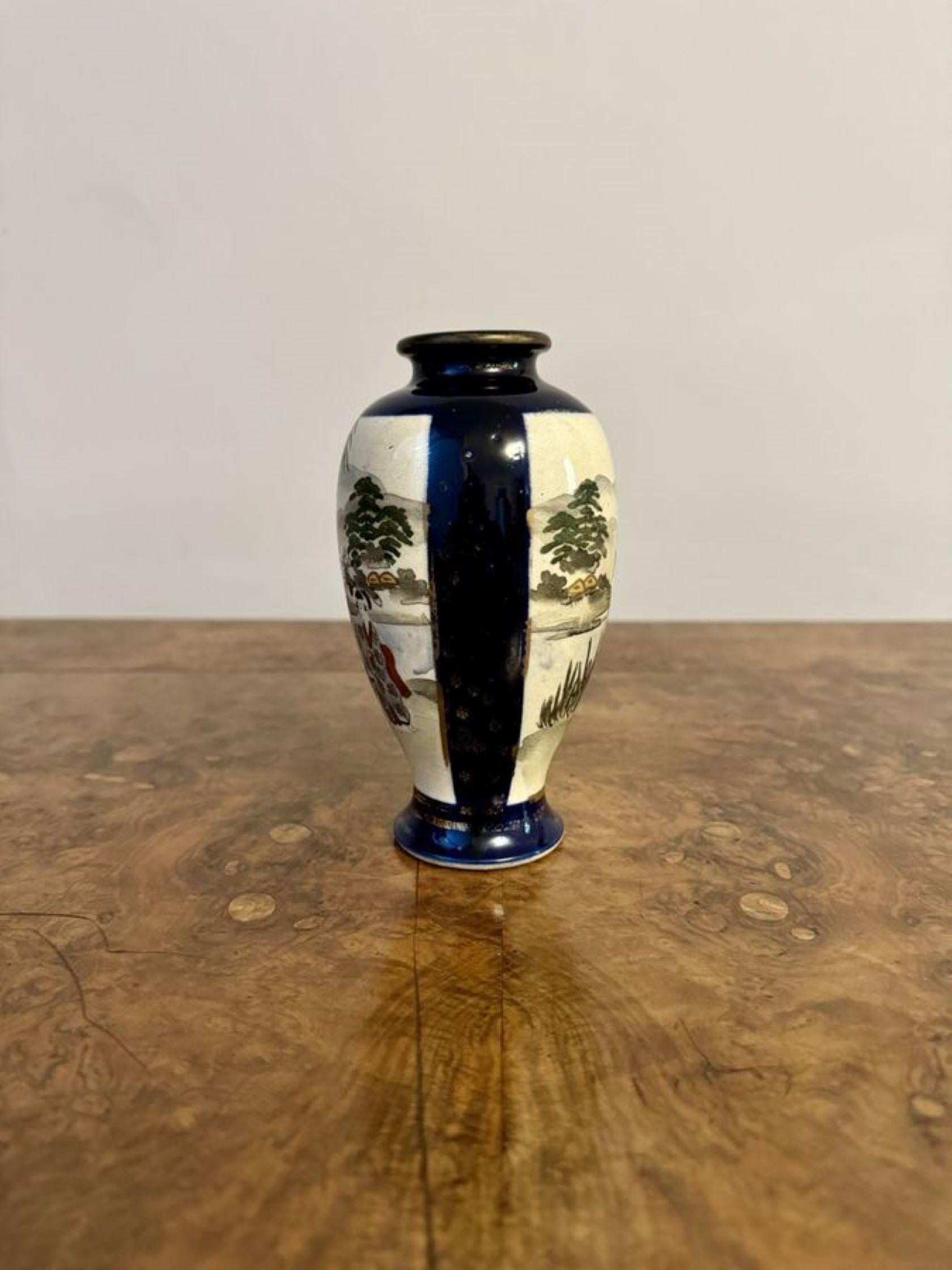 XX secolo Antico vaso giapponese di qualità a forma di balaustro di Satsuma in vendita