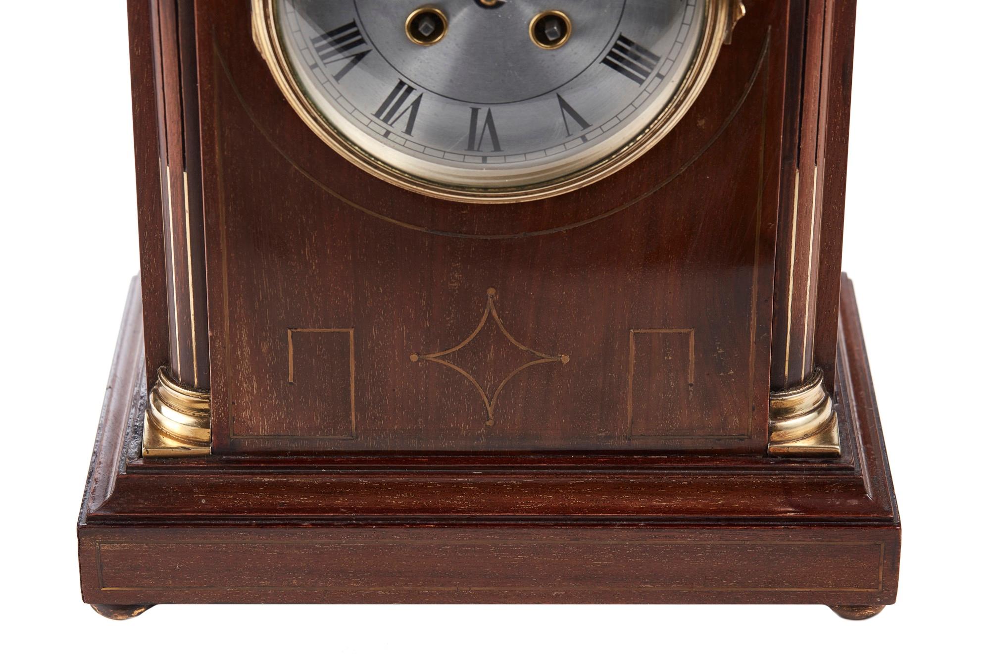Quality Antique Mahogany Brass Inlaid 8 Day Mantle Clock (Viktorianisch) im Angebot