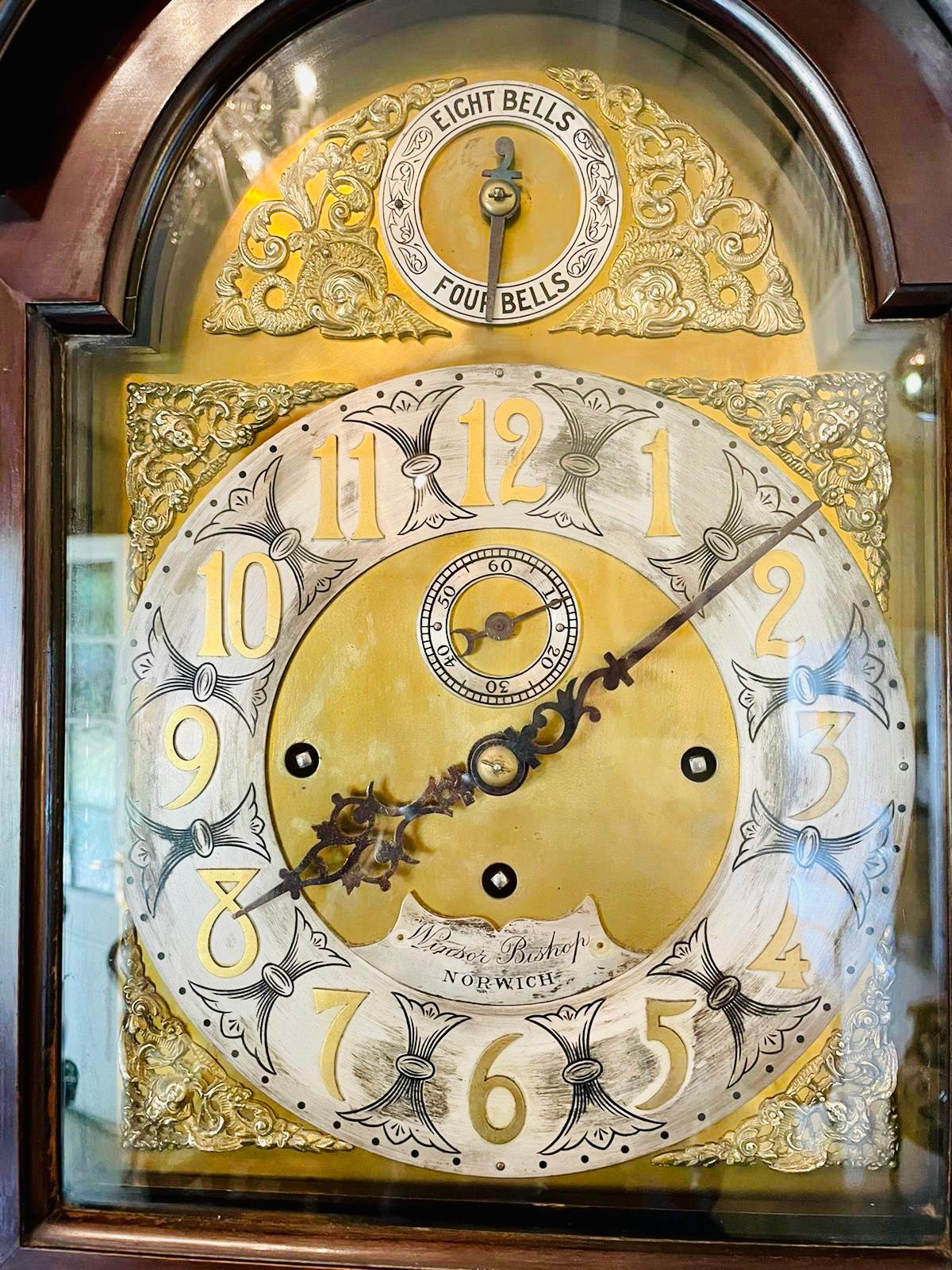 Horloge de grand-père de huit jours en acajou ancien de qualité sur huit cloches en vente 9